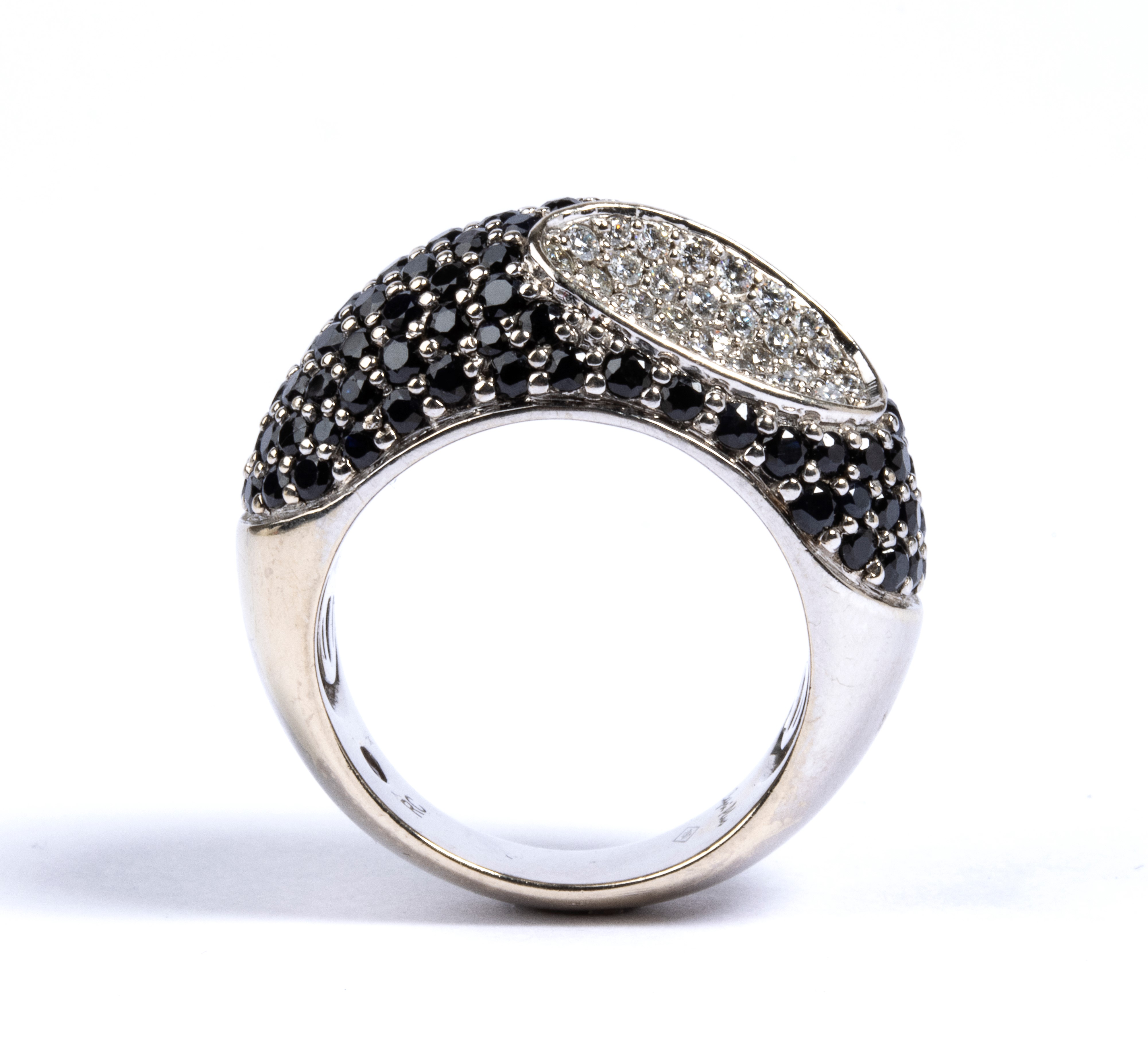 Anello a fascia in oro con diamanti e zaffiri