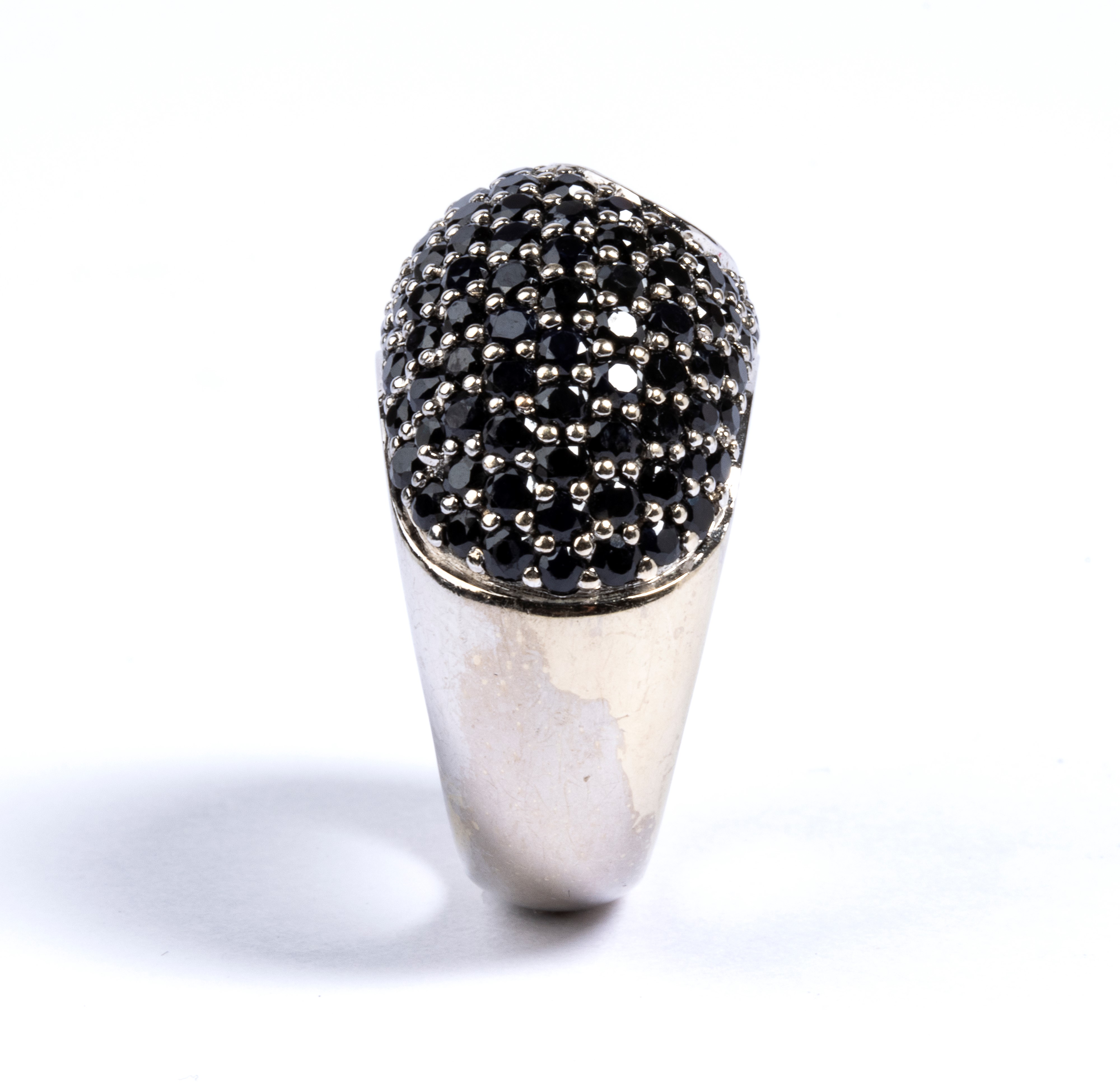 Anello a fascia in oro con diamanti e zaffiri