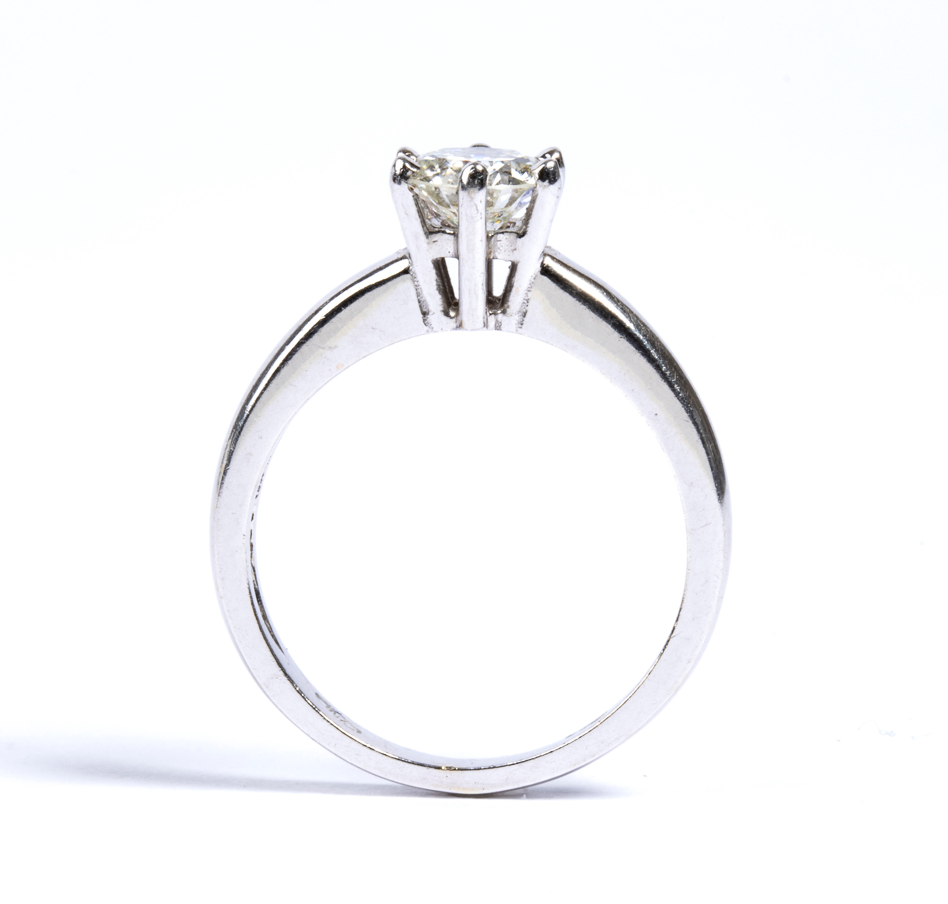 Anello in oro con diamante solitario