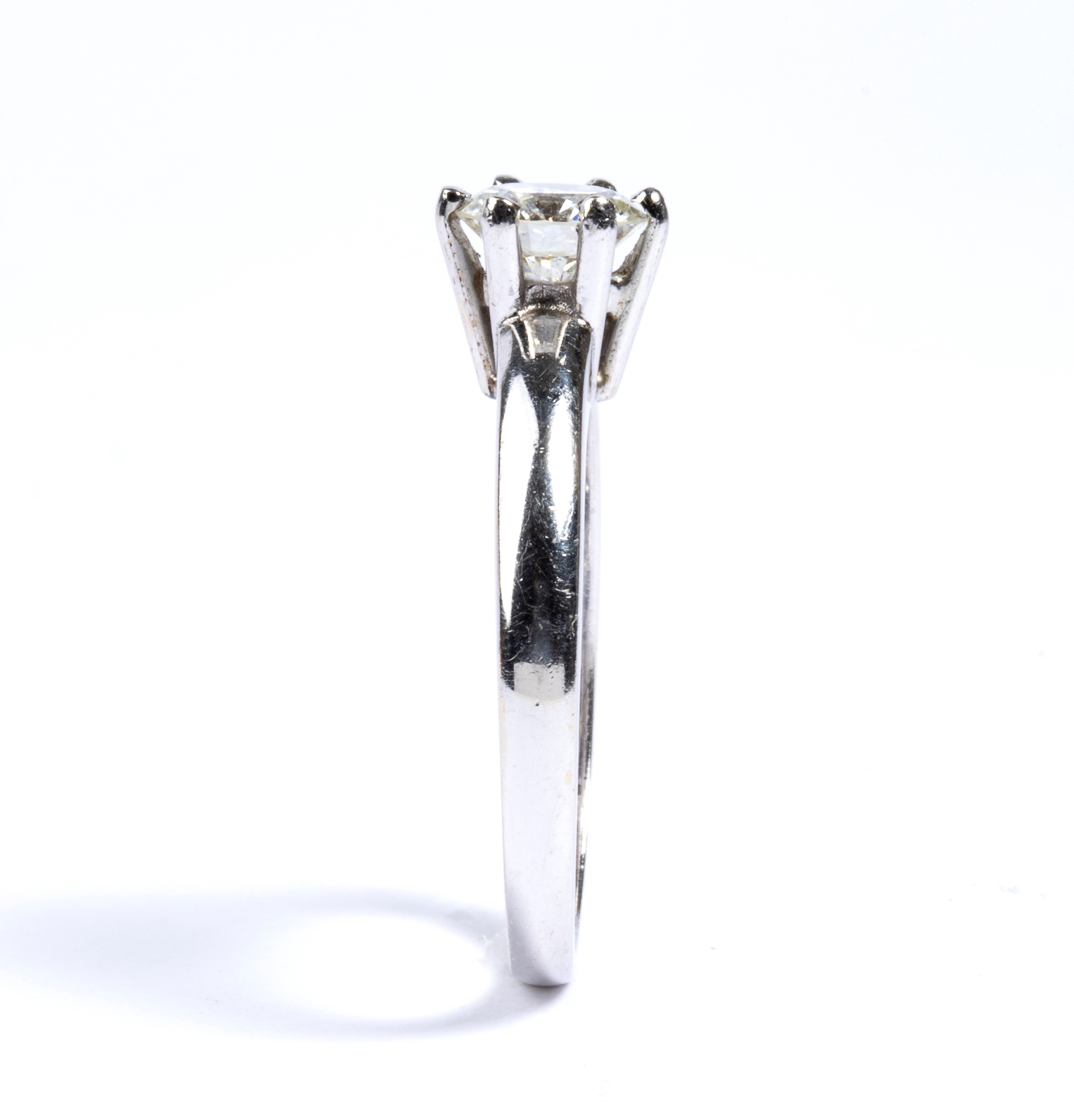 Anello in oro con diamante solitario