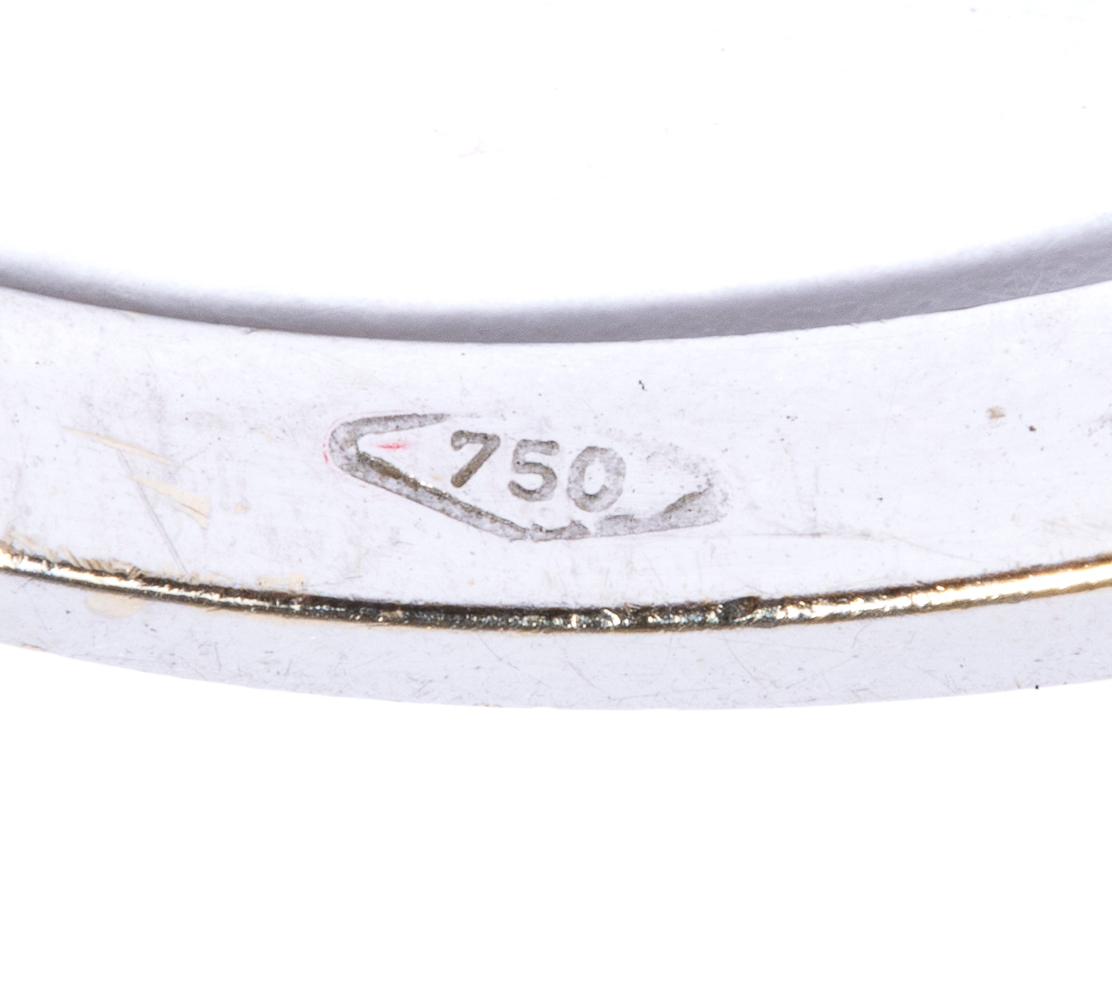 Anello in oro con diamante solitario