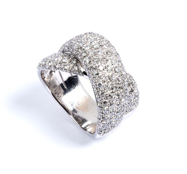 Anello a fascia incrociata in oro e pave' di diamanti    