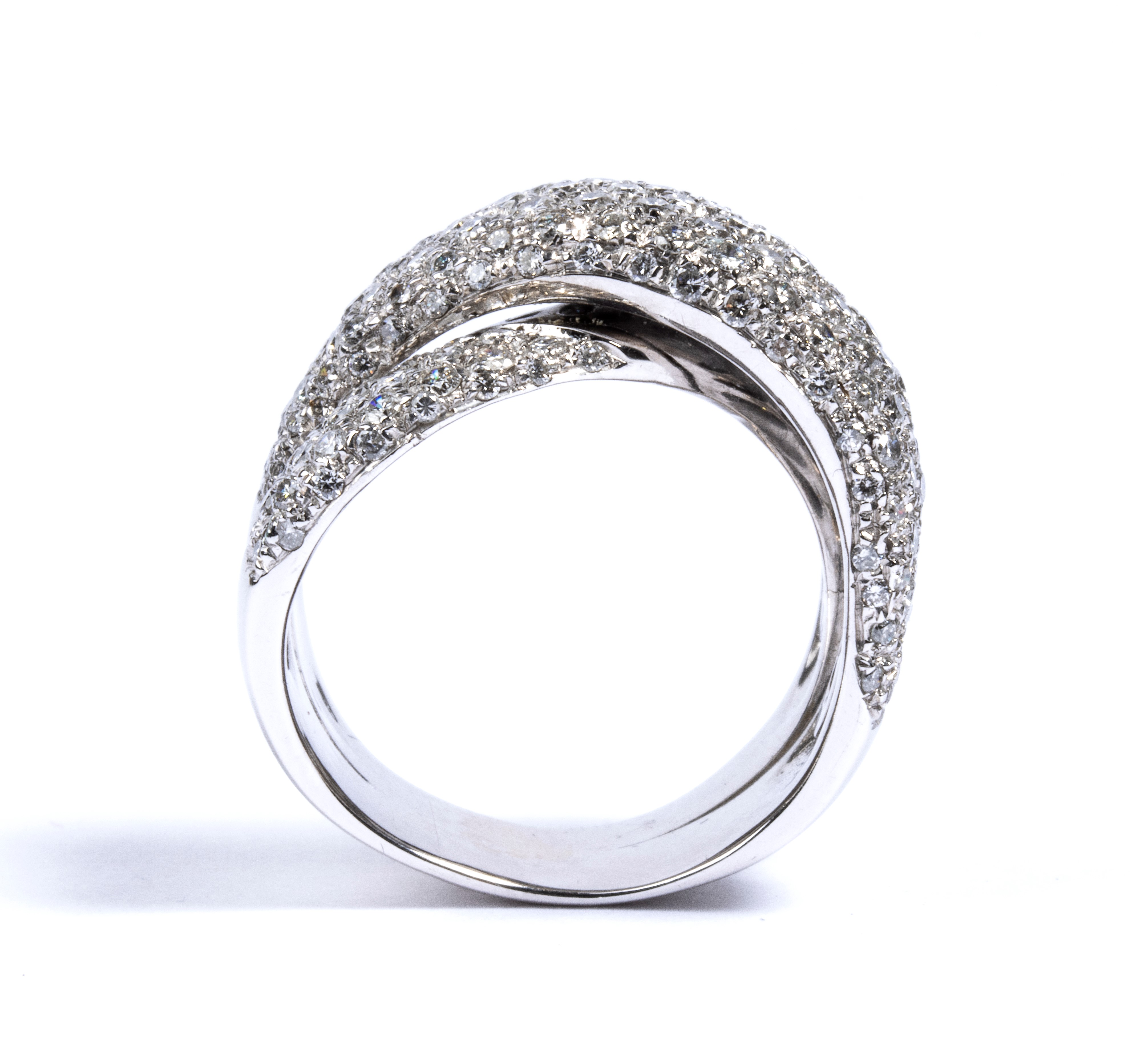 Anello a fascia incrociata in oro e pave' di diamanti