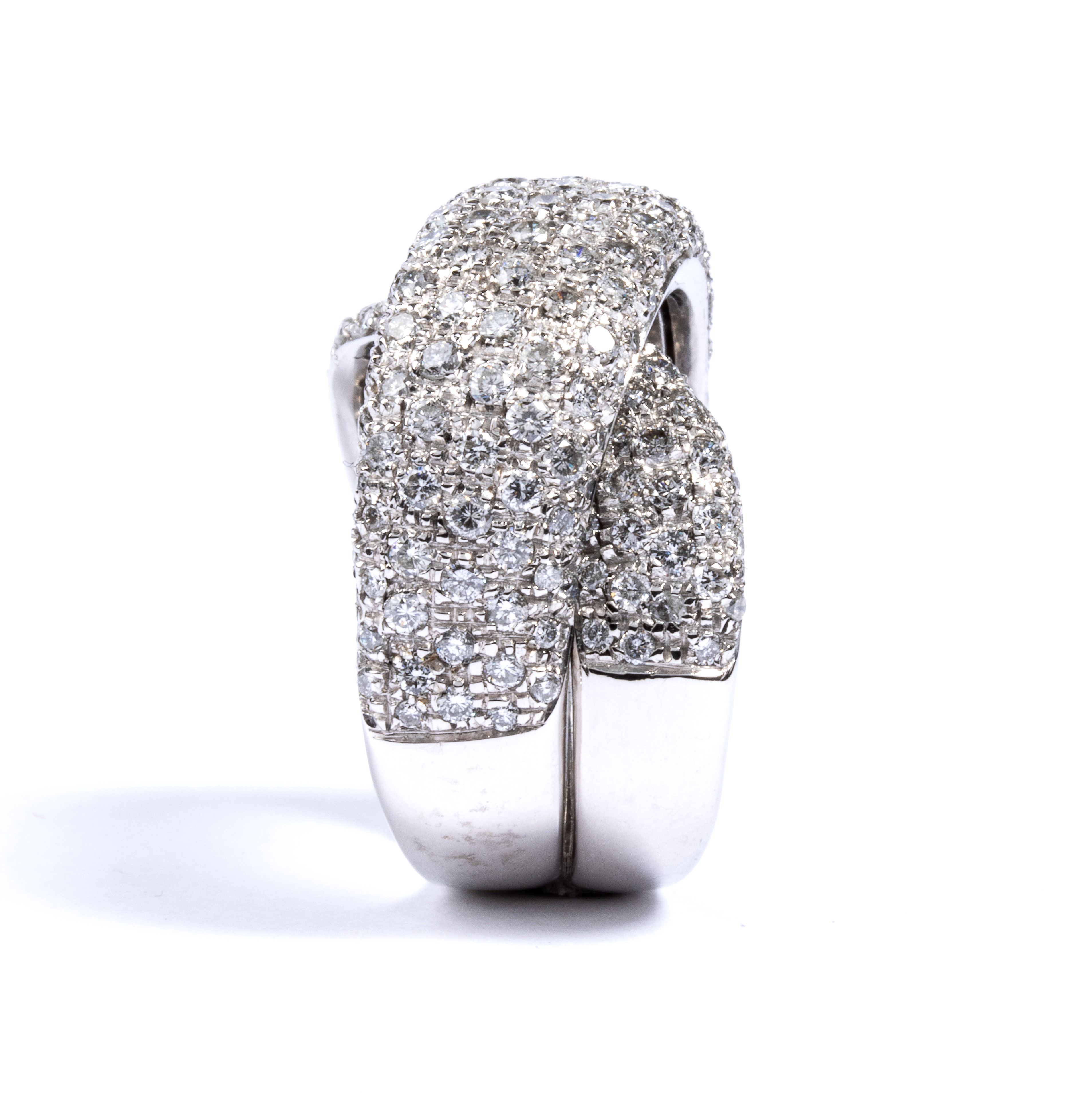 Anello a fascia incrociata in oro e pave' di diamanti