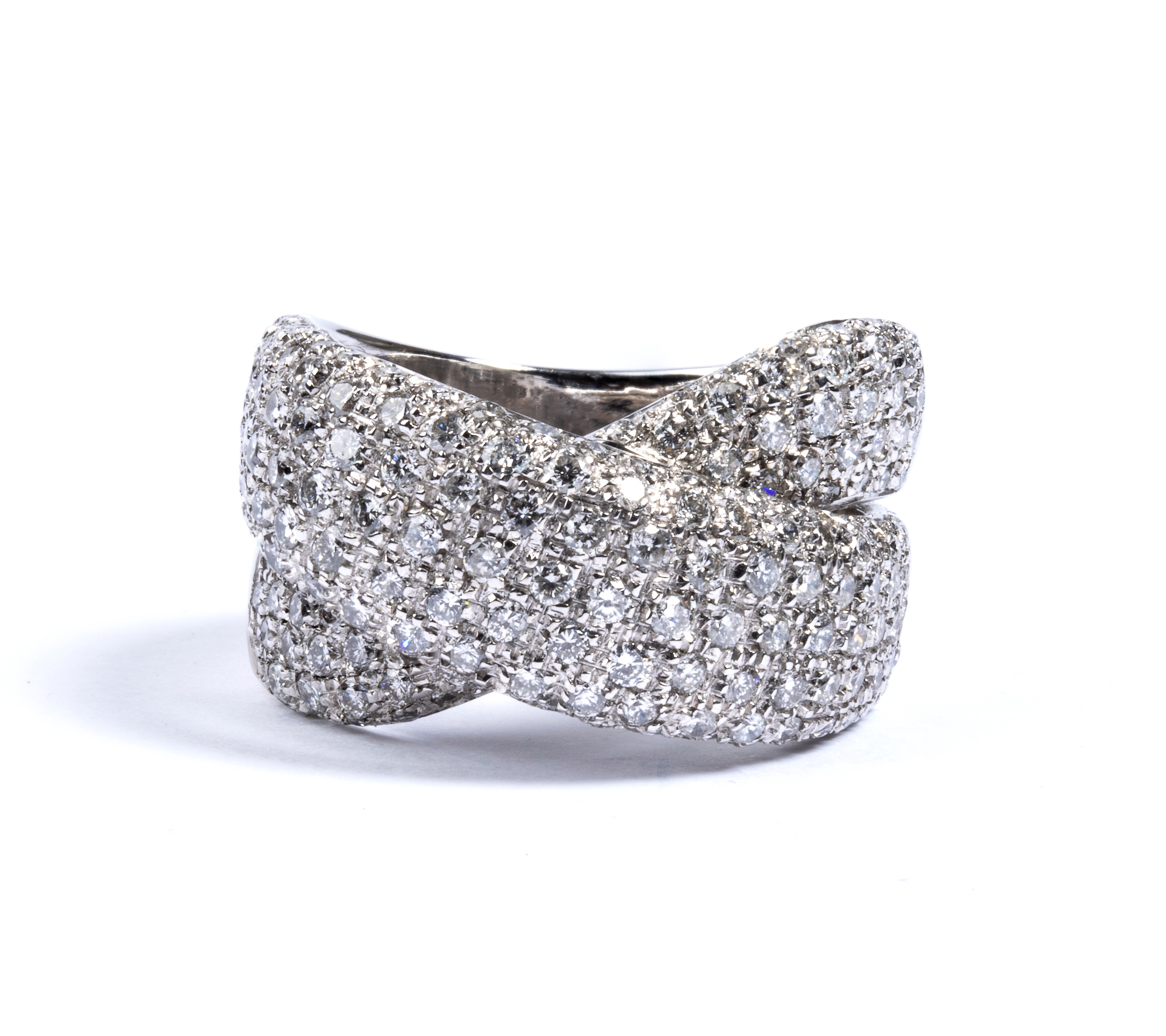 Anello a fascia incrociata in oro e pave' di diamanti