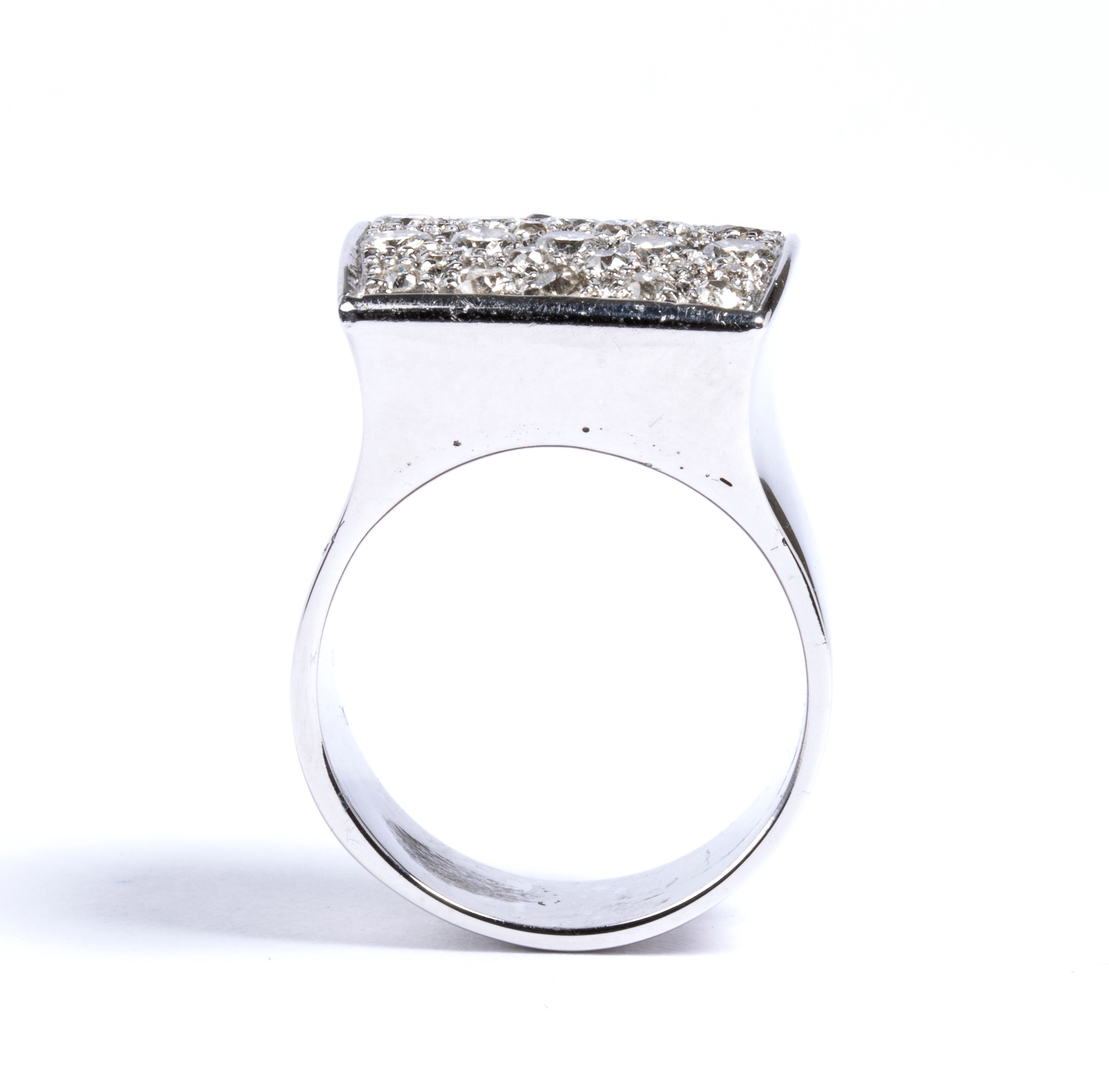 Anello a fascia in oro e diamanti