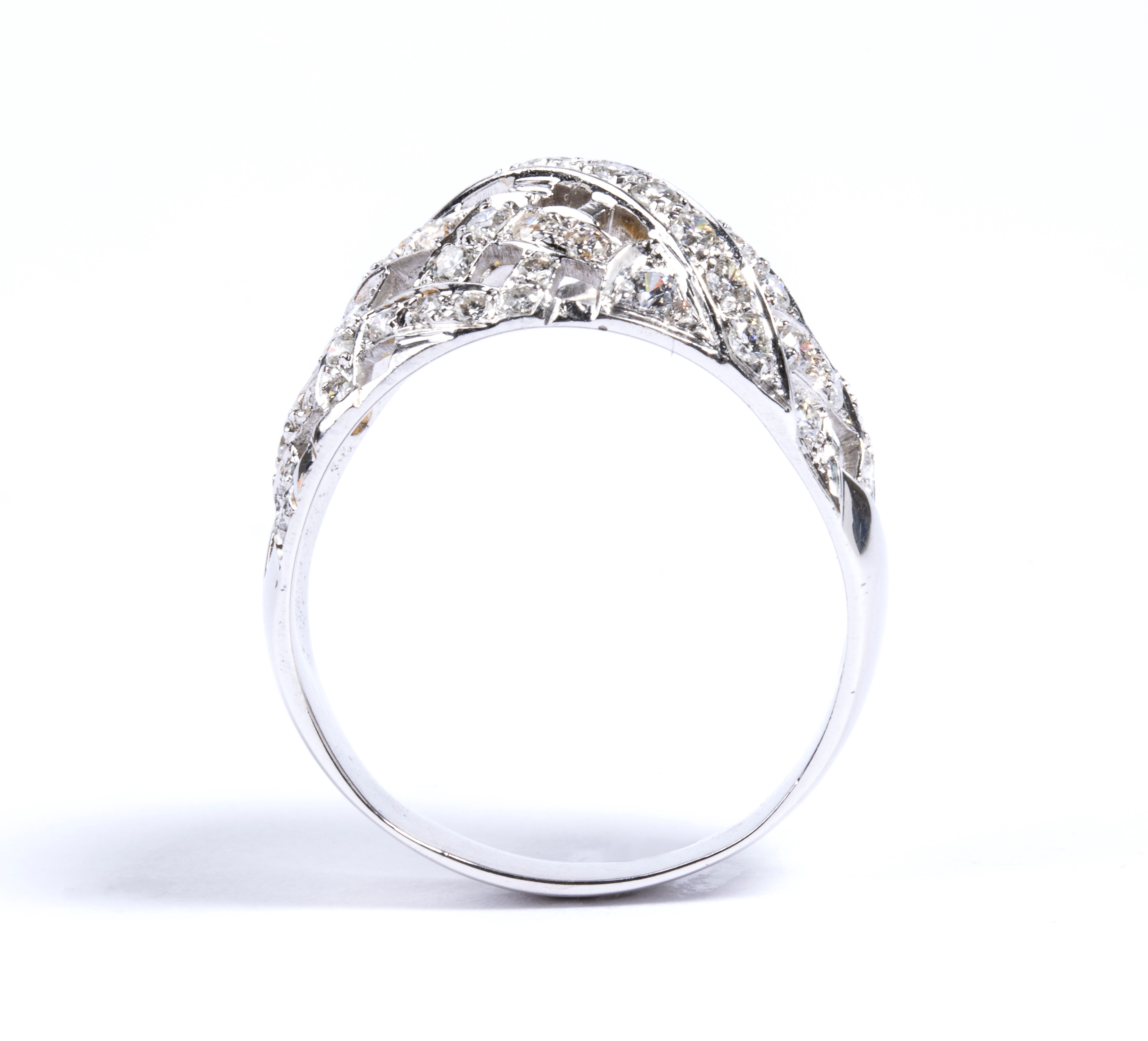 Anello a fascia traforata in oro e diamanti