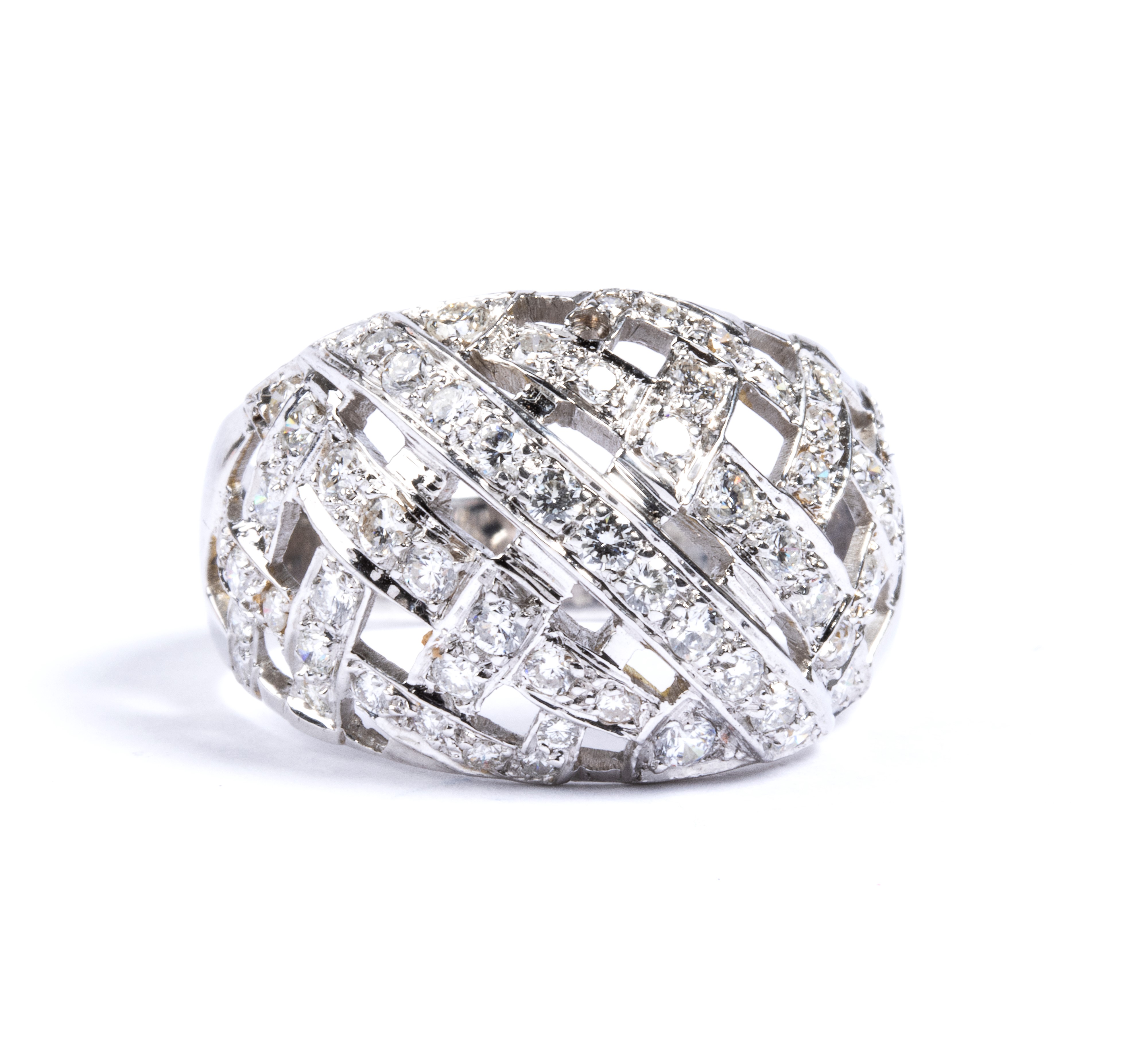 Anello a fascia traforata in oro e diamanti