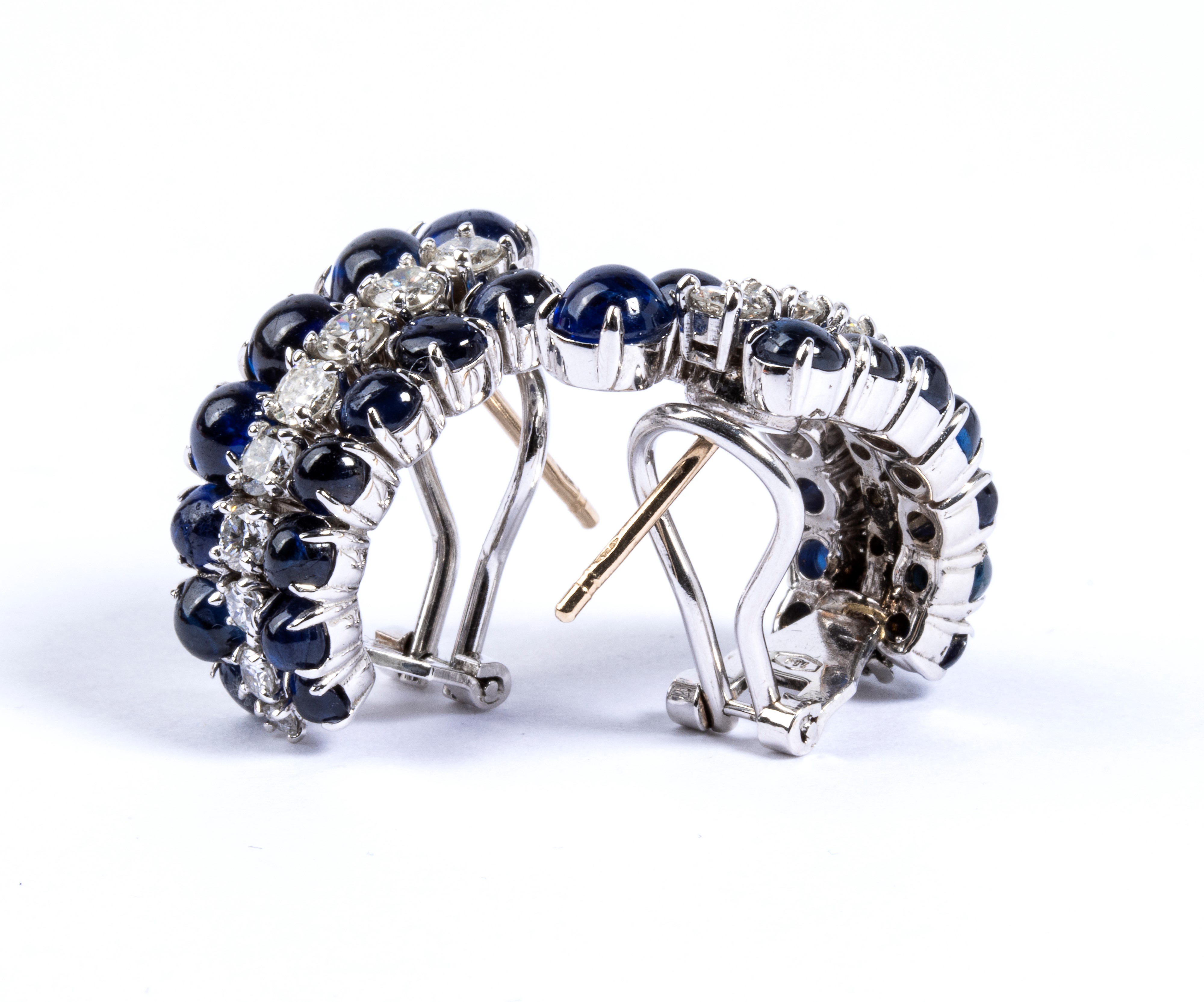 Paio di orecchini in oro con diamanti e zaffiri