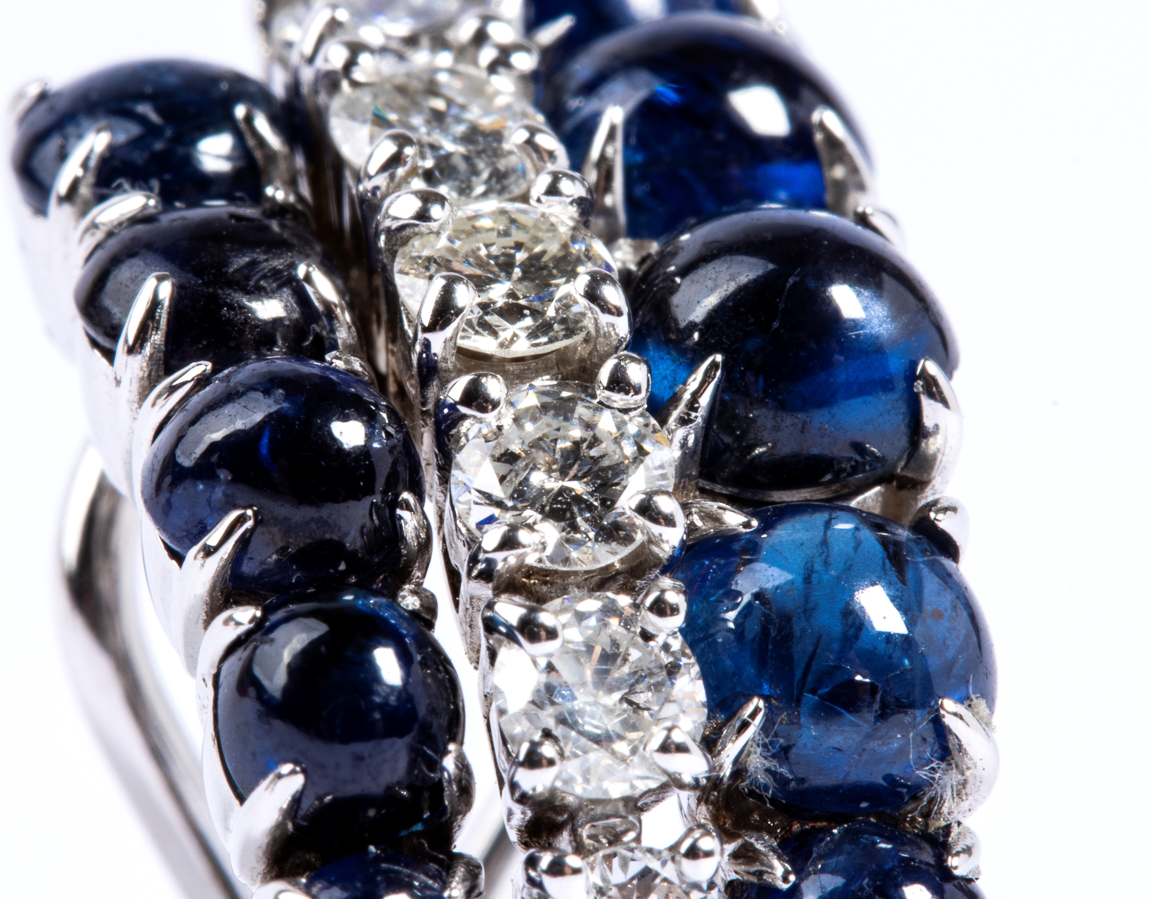 Paio di orecchini in oro con diamanti e zaffiri