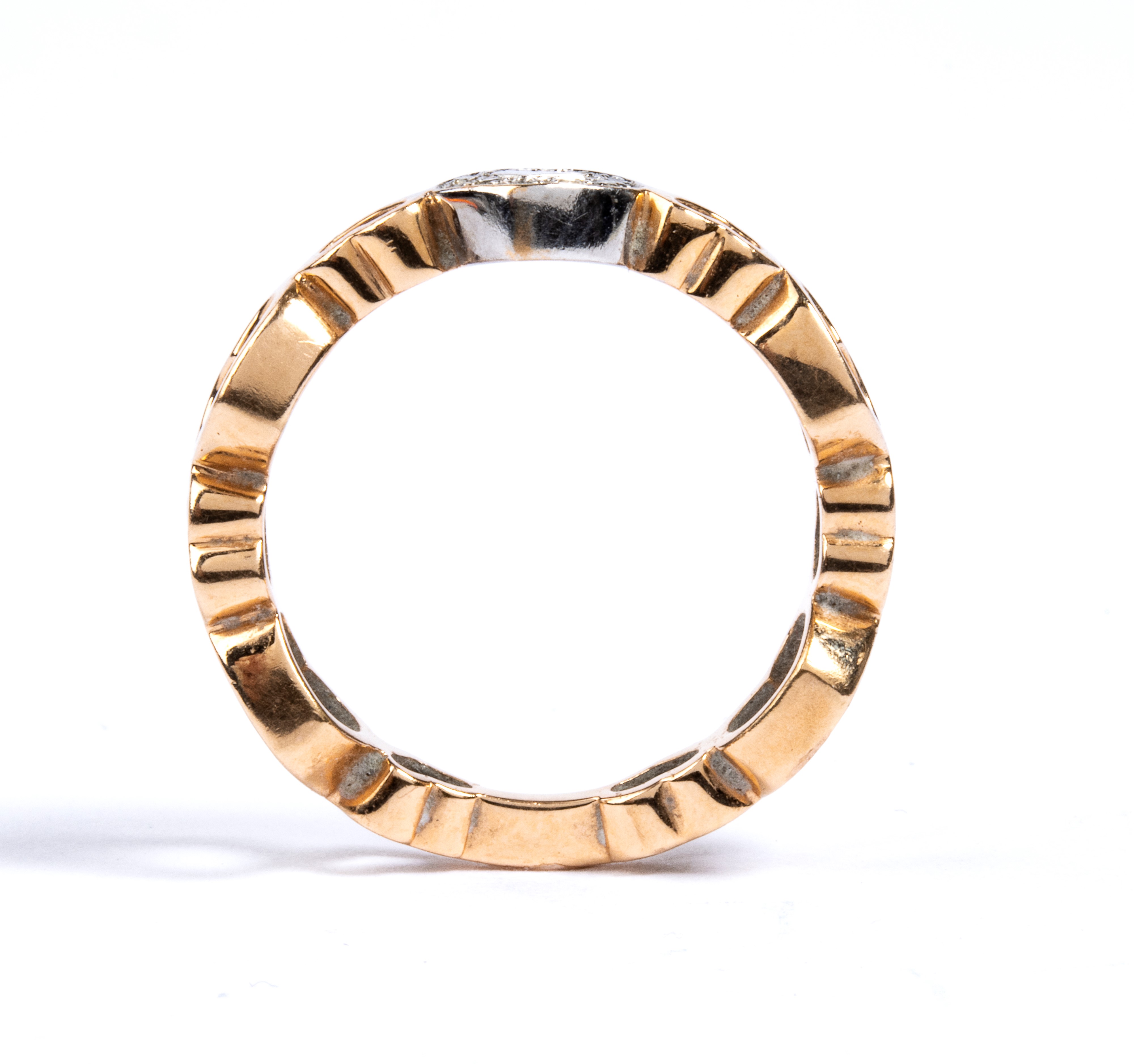 Anello con motivo di cuori in oro e diamanti