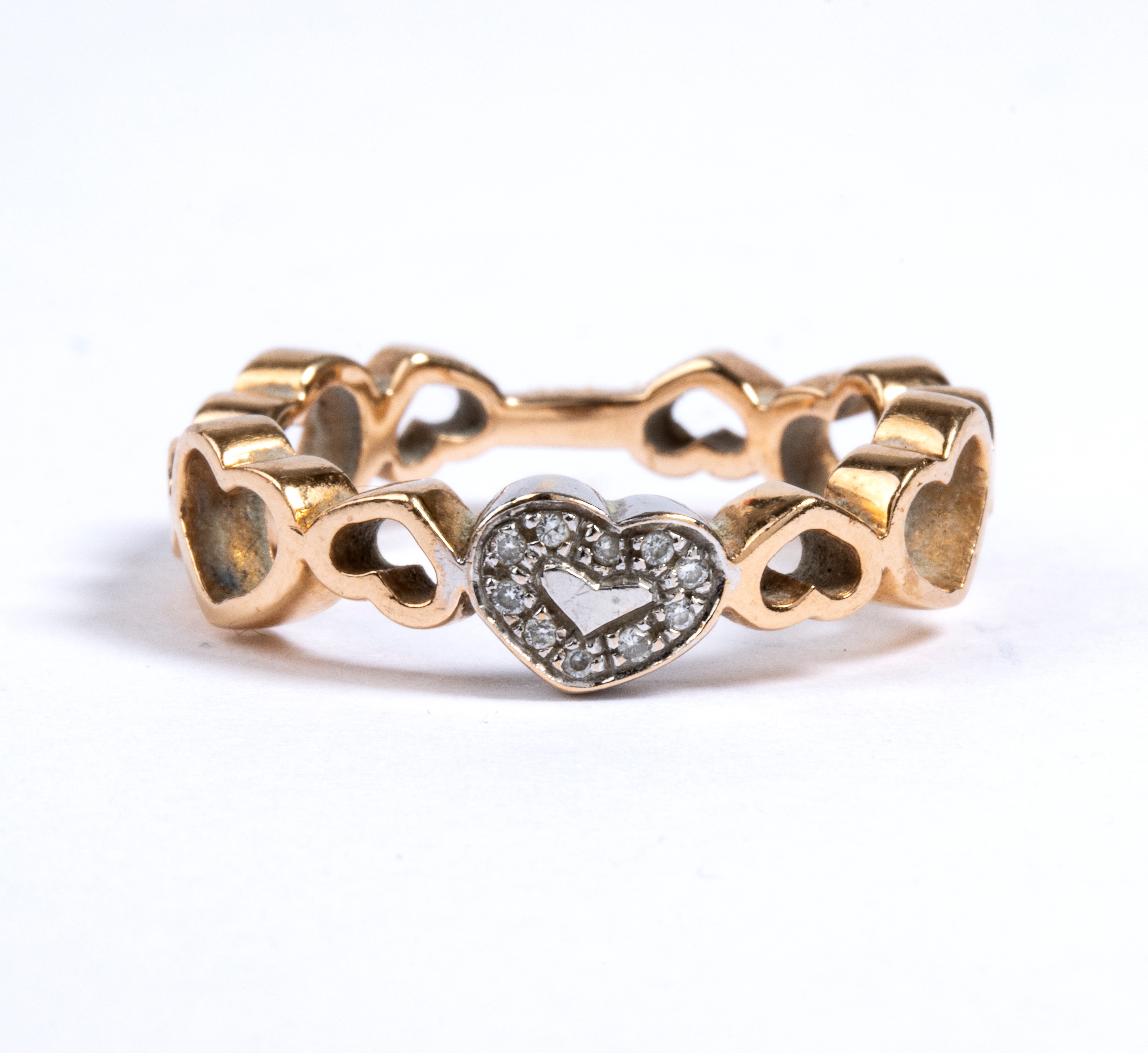 Anello con motivo di cuori in oro e diamanti