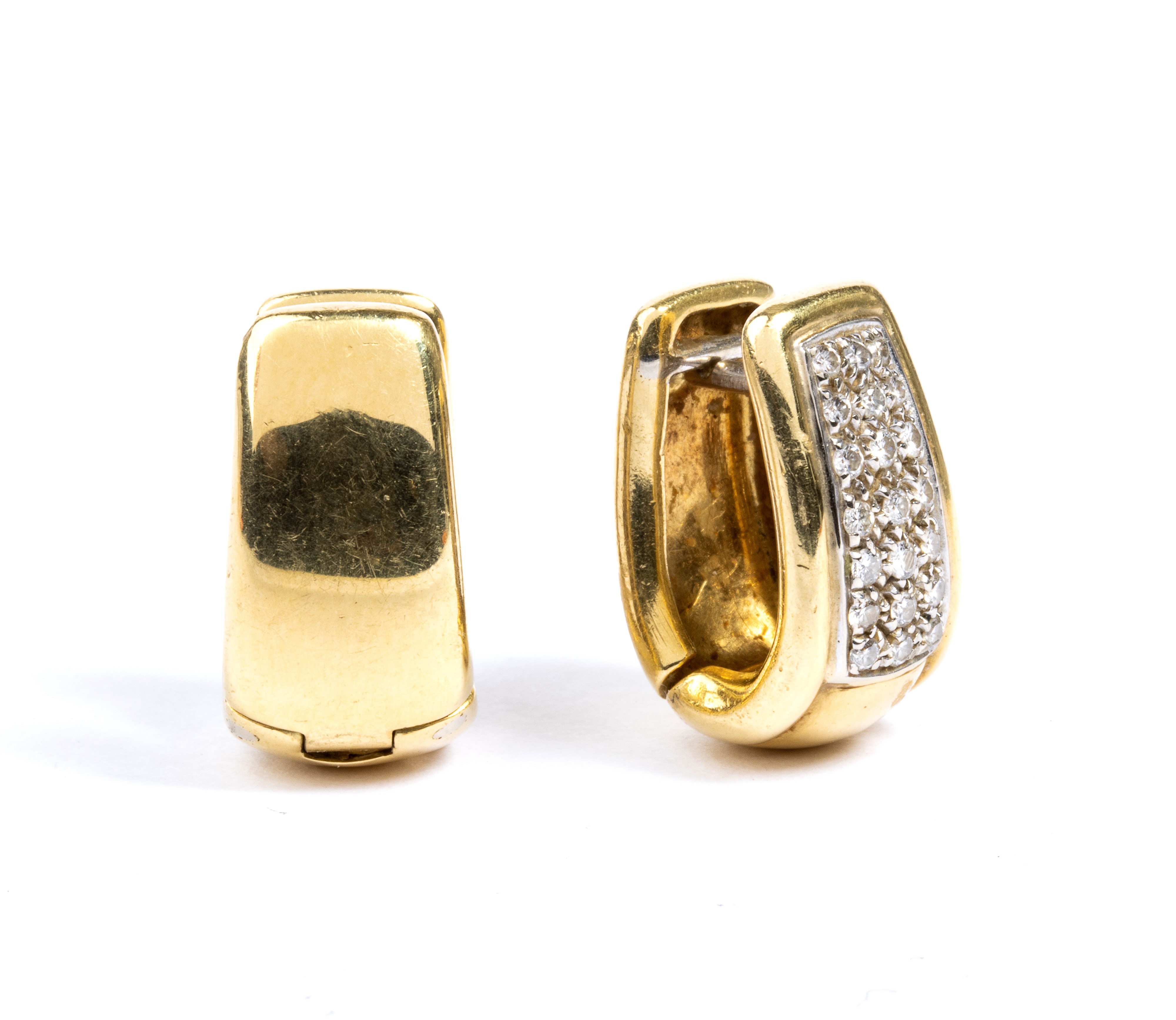 Orecchini in oro a cerchio con nastro in pave di diamanti