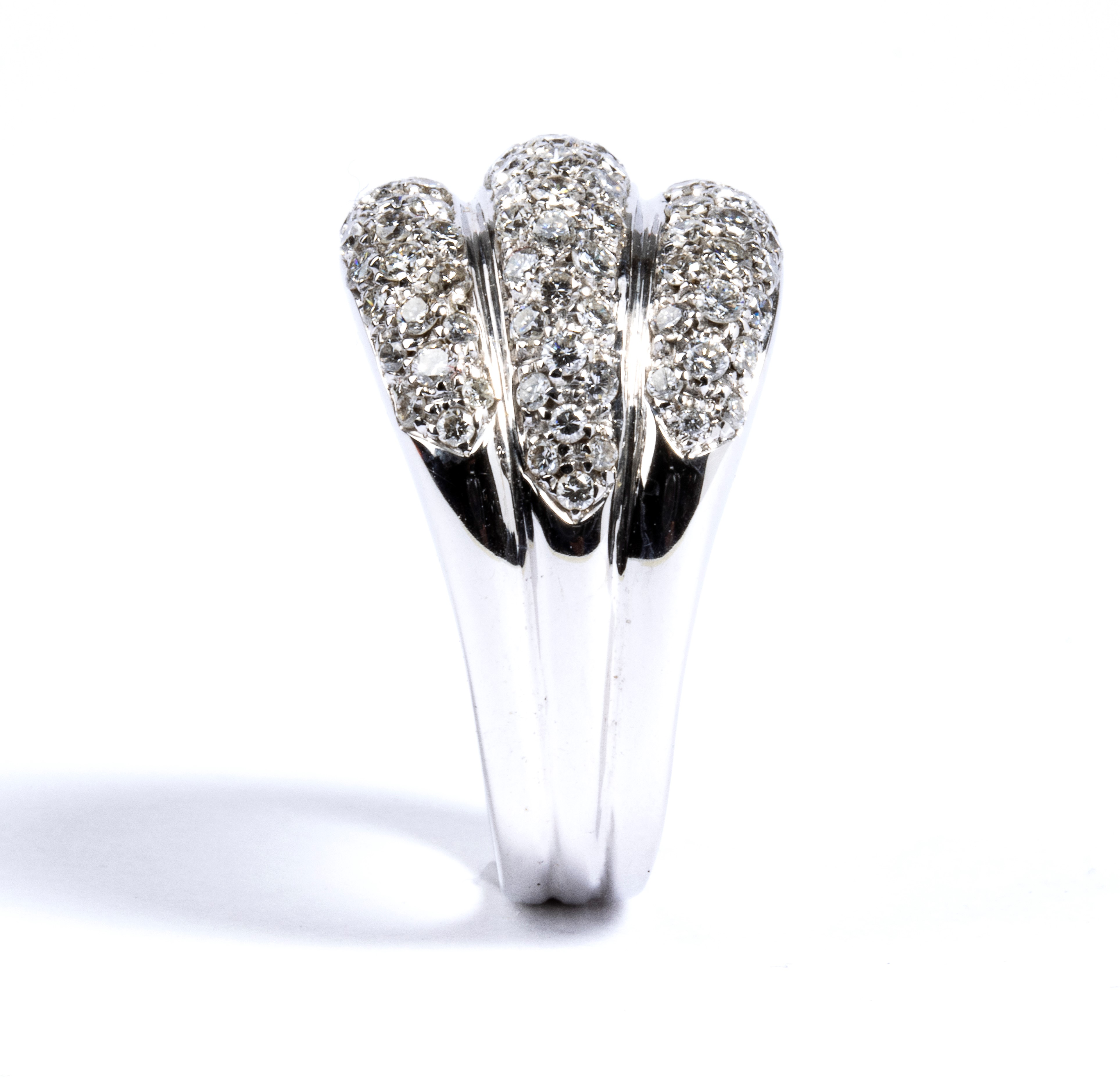 Anello a fascia in oro e diamanti