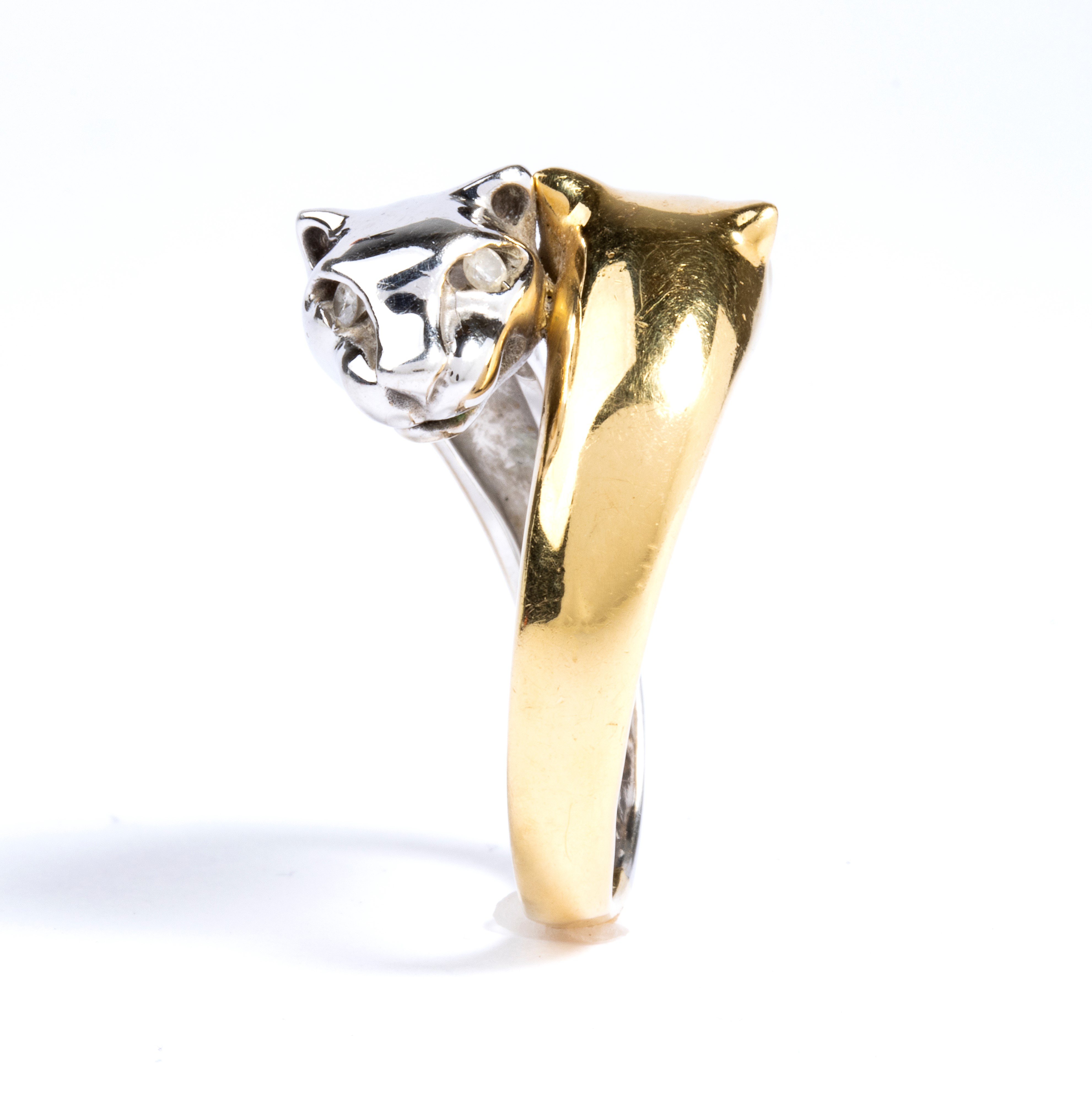 Anello in oro e diamanti a doppia testa di pantera