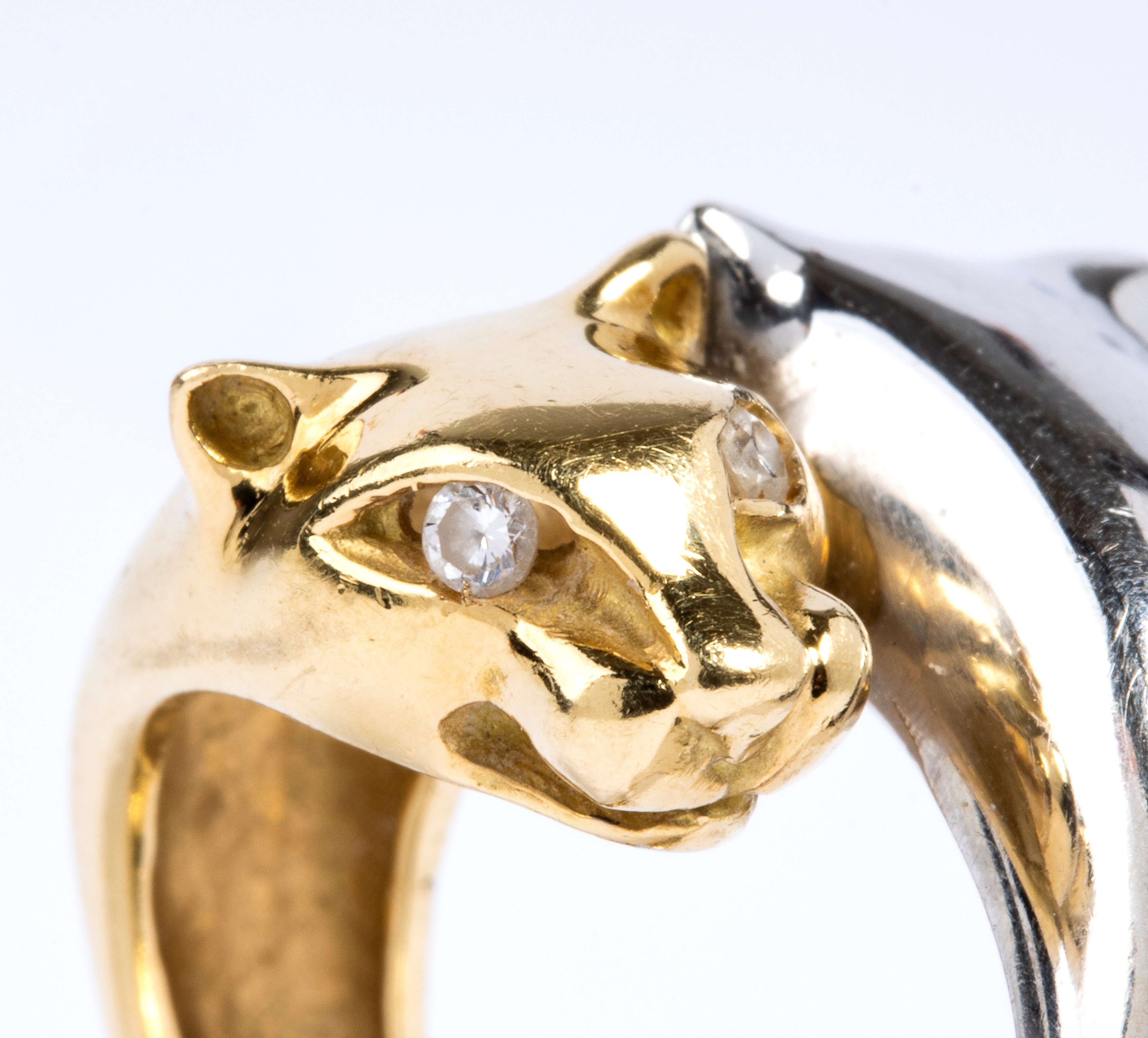 Anello in oro e diamanti a doppia testa di pantera