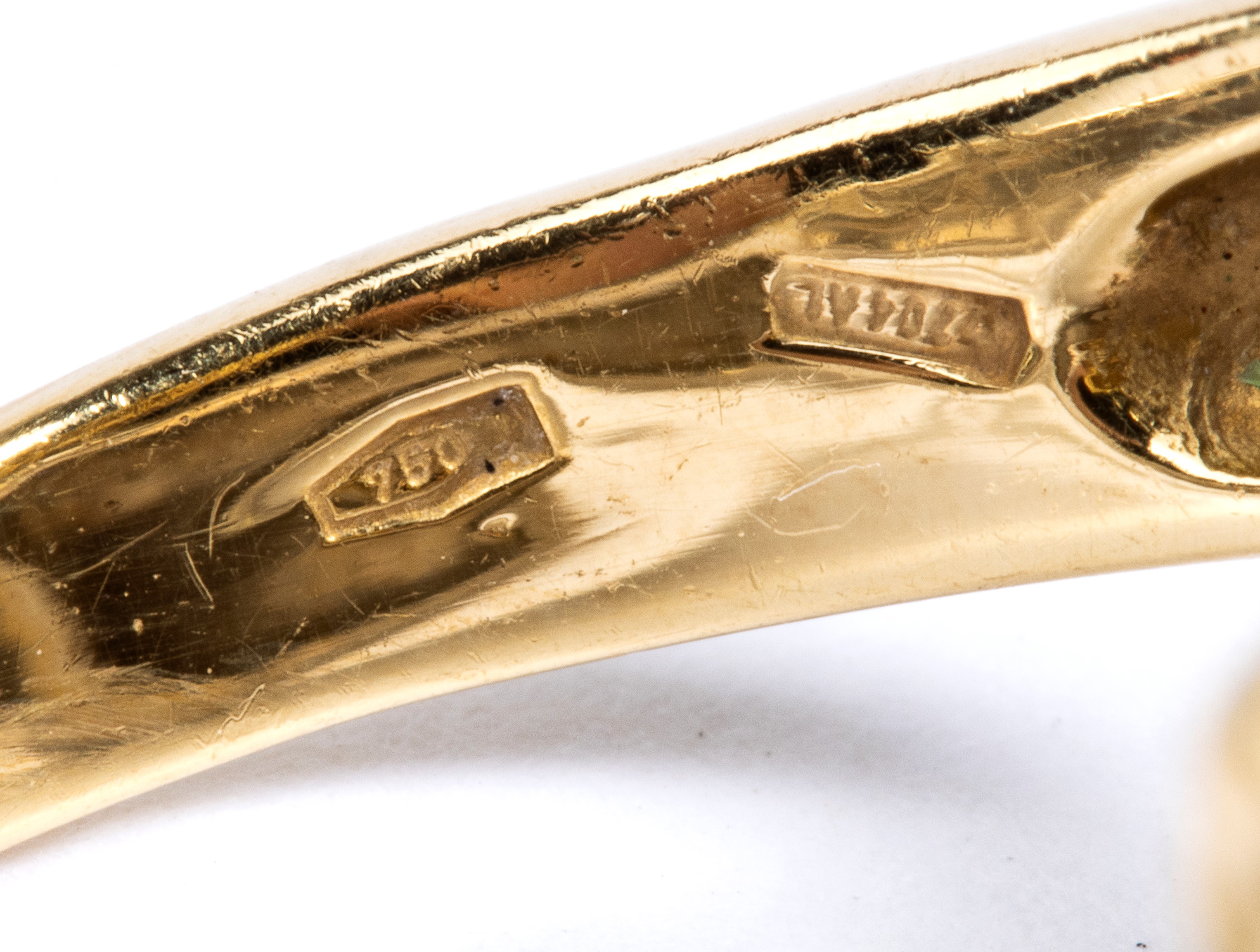 Anello in oro e diamanti a doppia testa di pantera