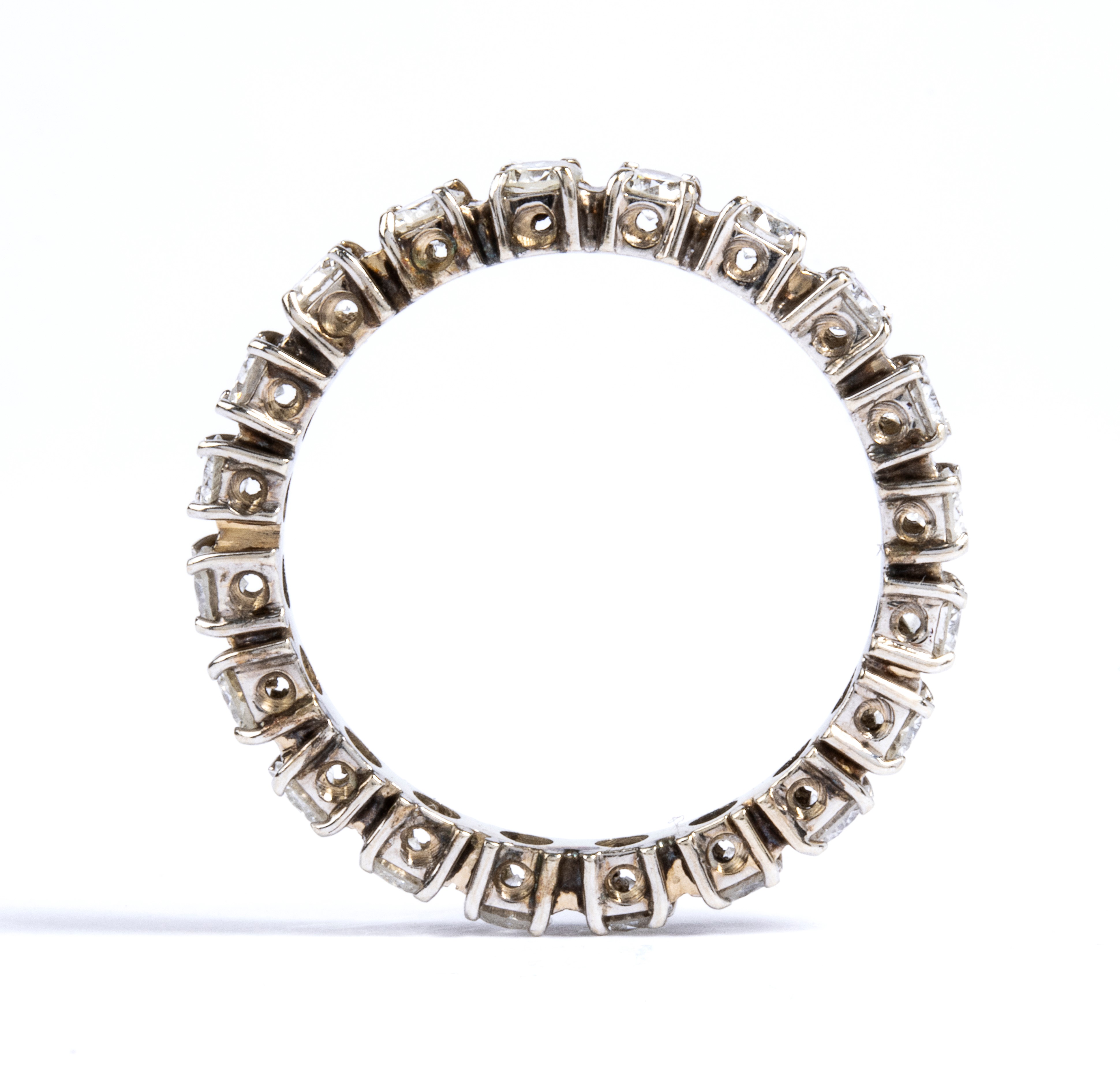 Anello eternity in oro con diamanti