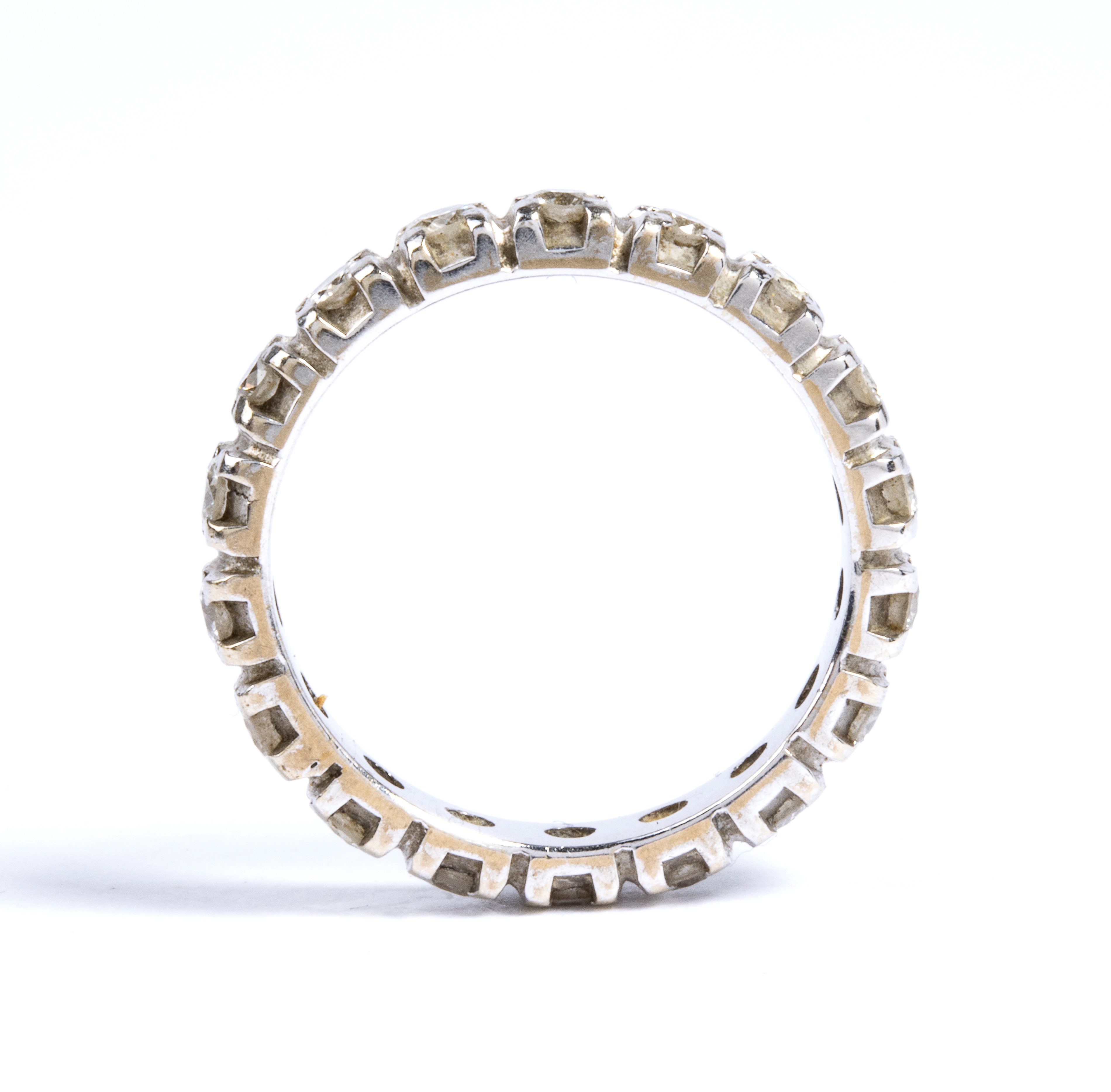 Anello eternity in oro e diamanti