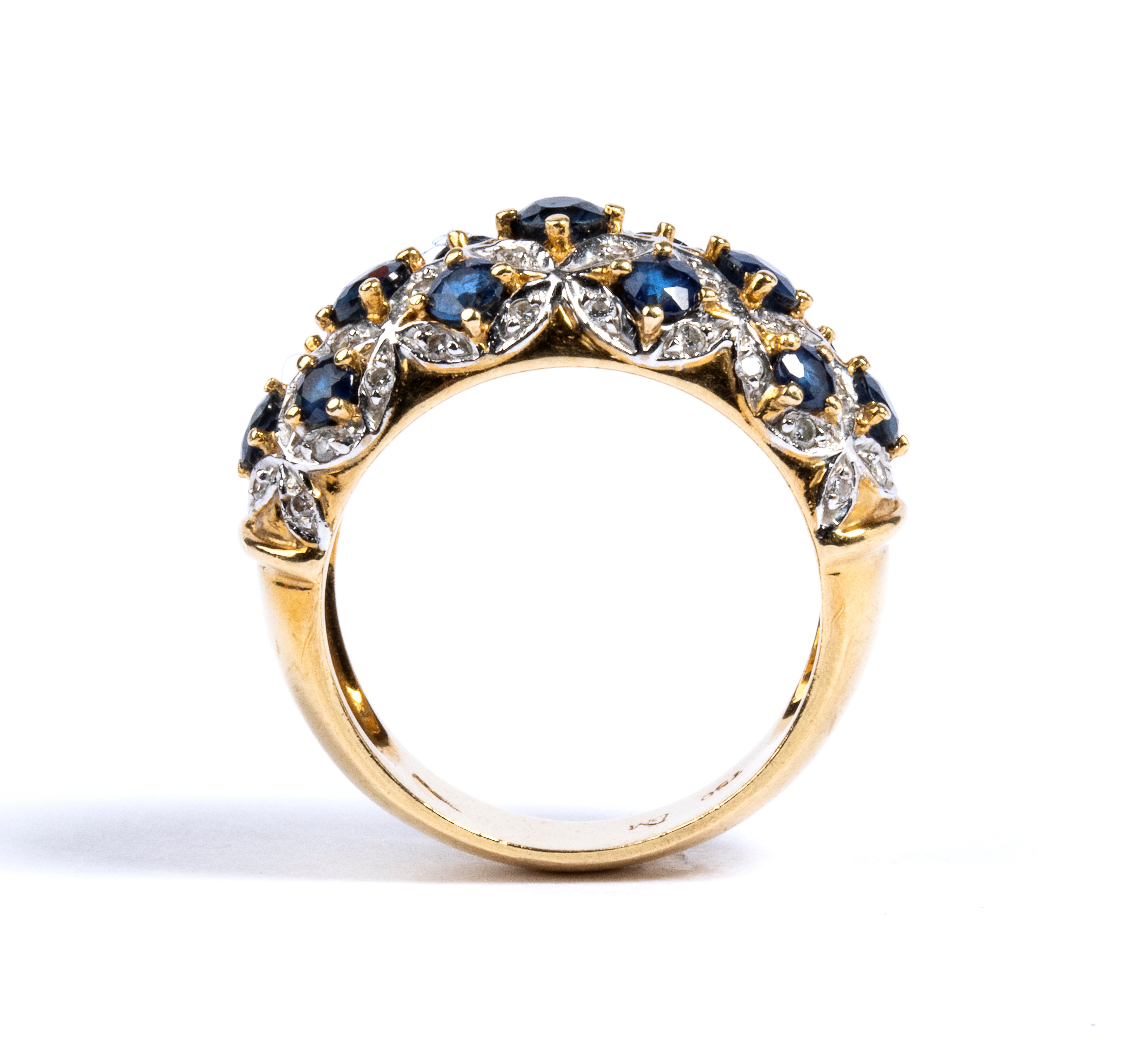 Anello a fascia in oro con zaffiri e diamanti