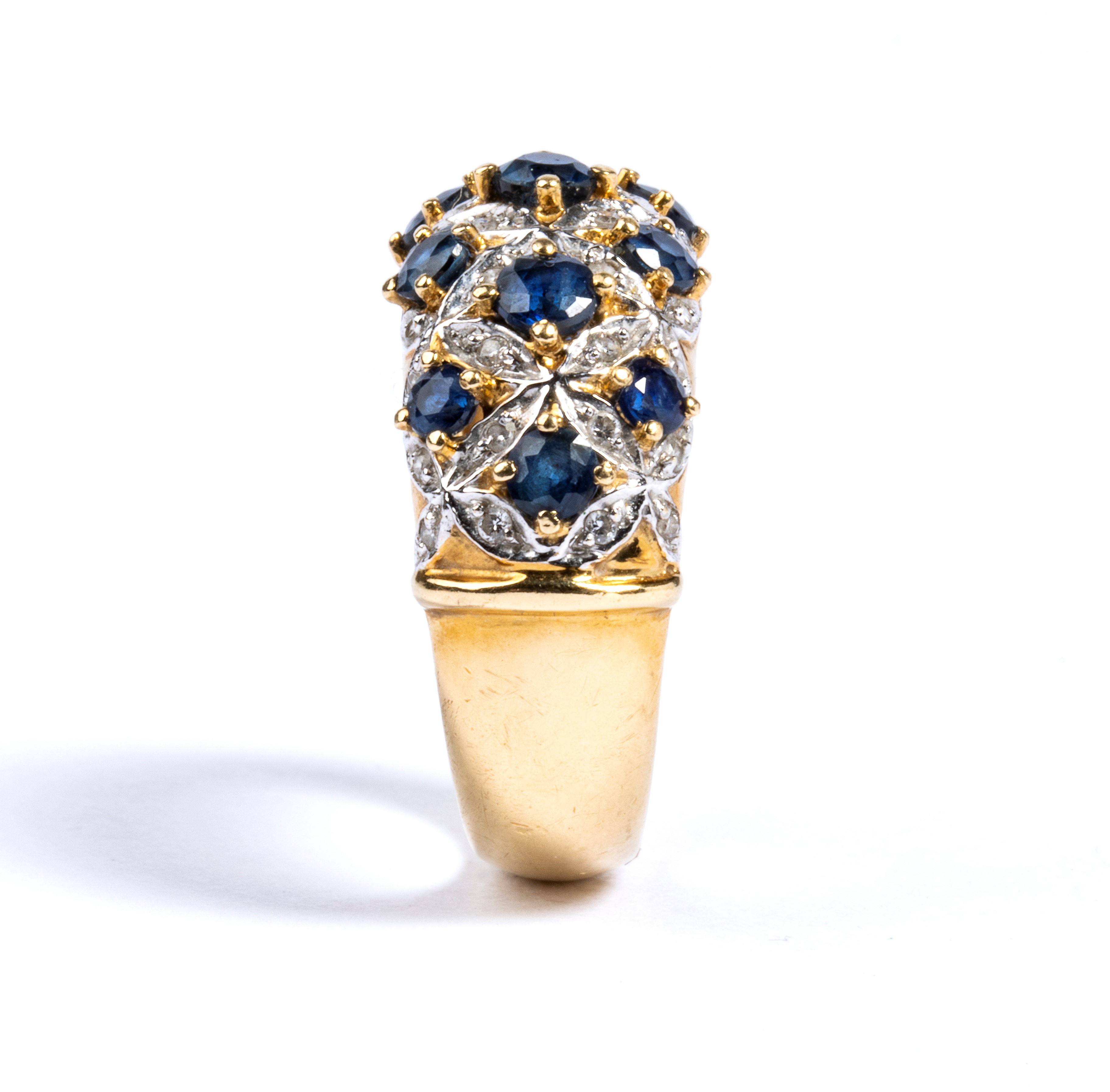 Anello a fascia in oro con zaffiri e diamanti