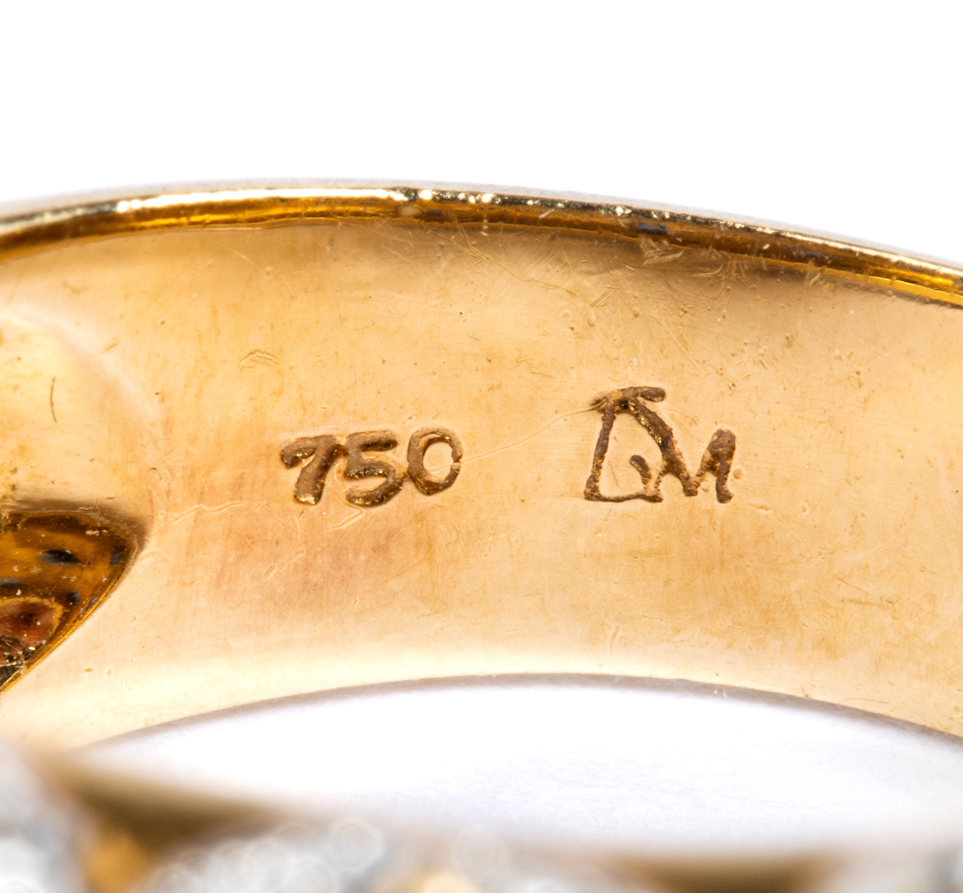 Anello a fascia in oro con zaffiri e diamanti