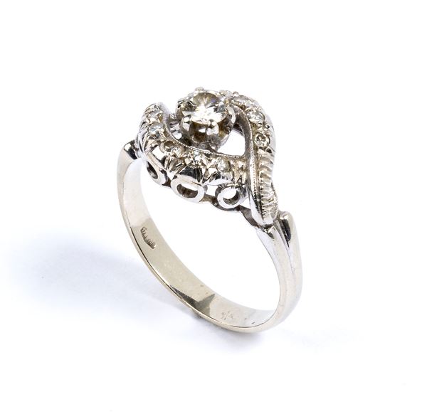 Gold diamond ring 