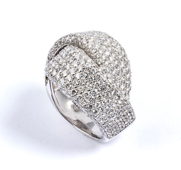 Anello a fascia incrociata in oro e pavé di diamanti   