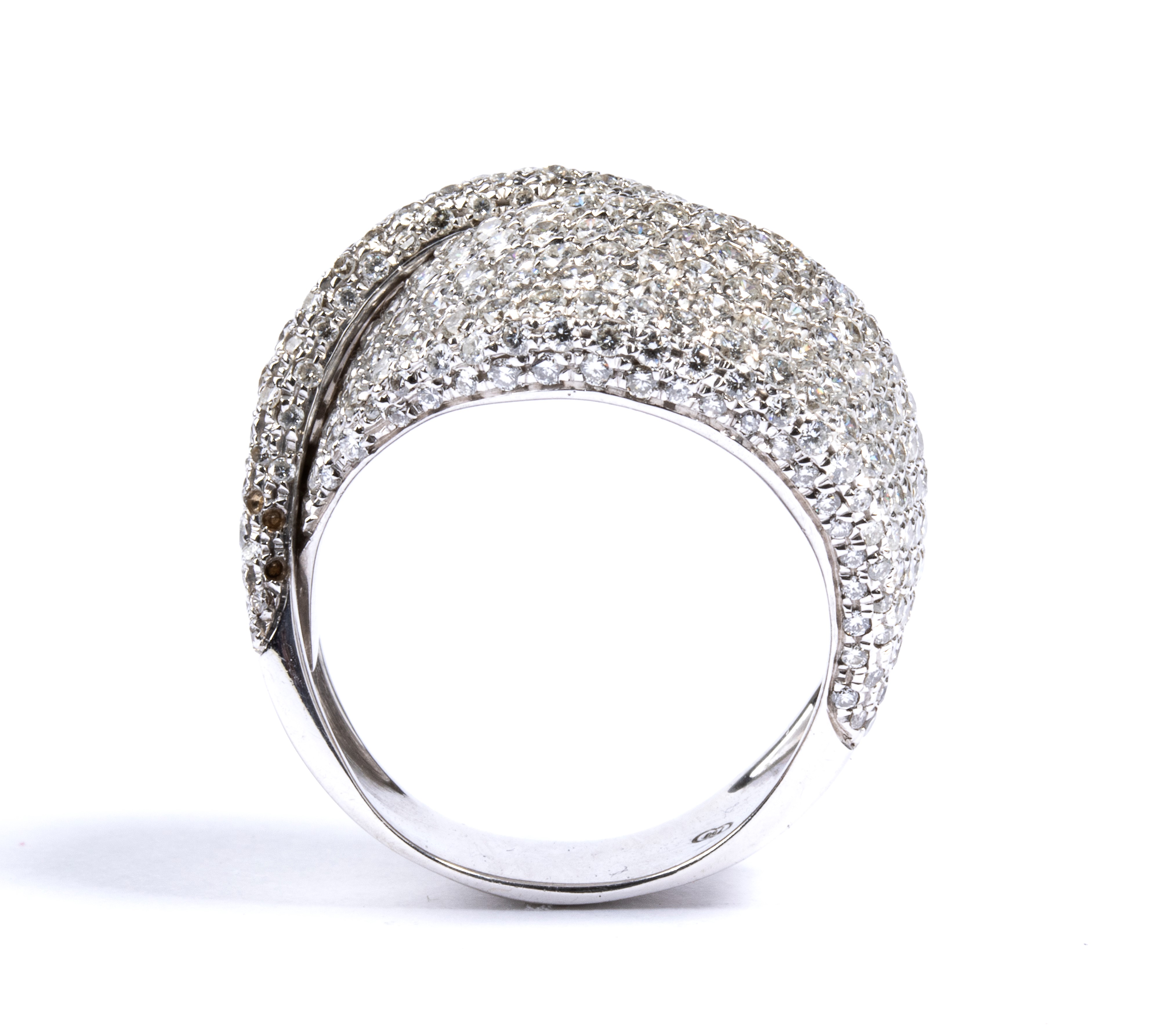 Anello a fascia incrociata in oro e pavé di diamanti