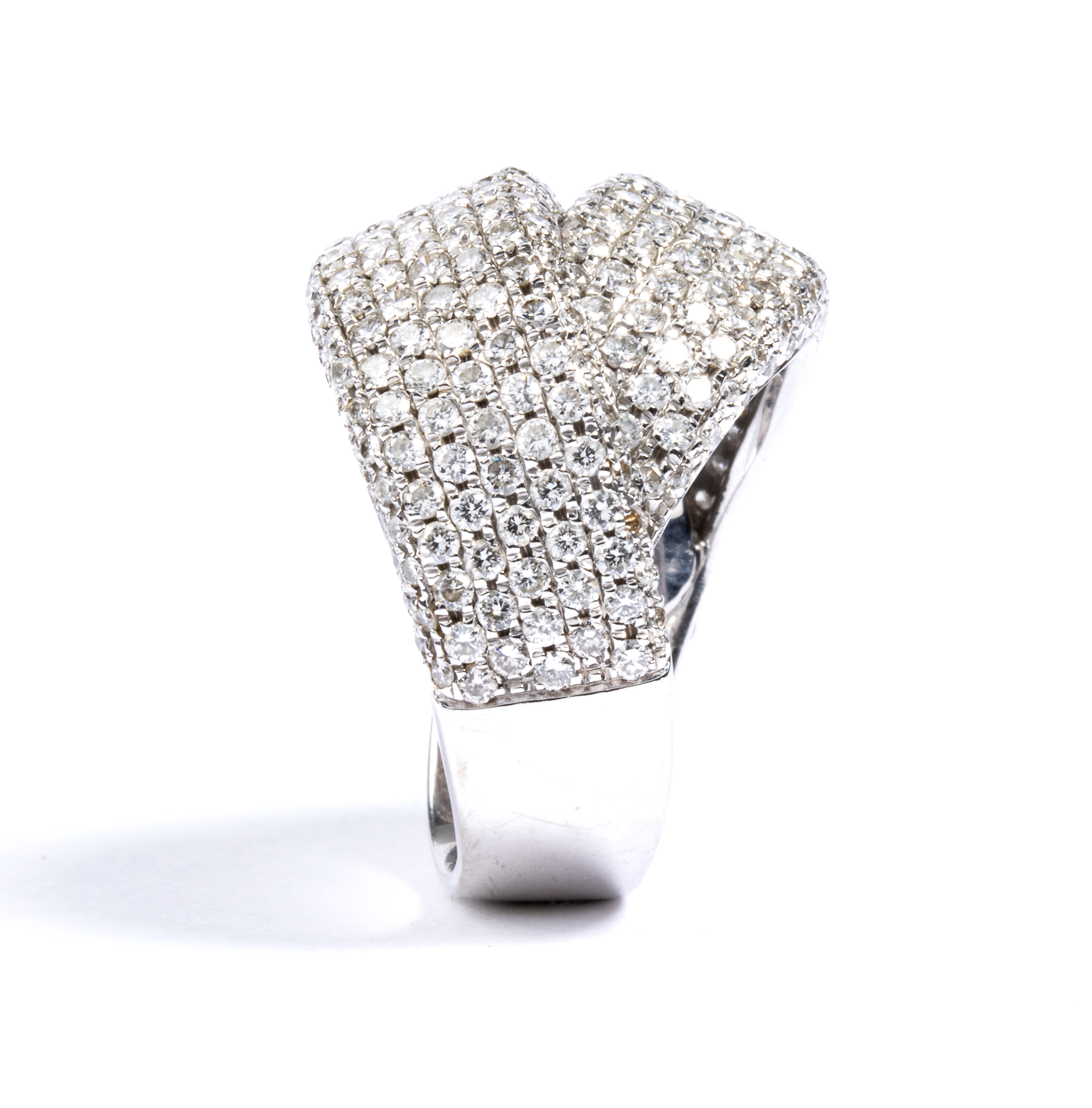 Anello a fascia incrociata in oro e pavé di diamanti