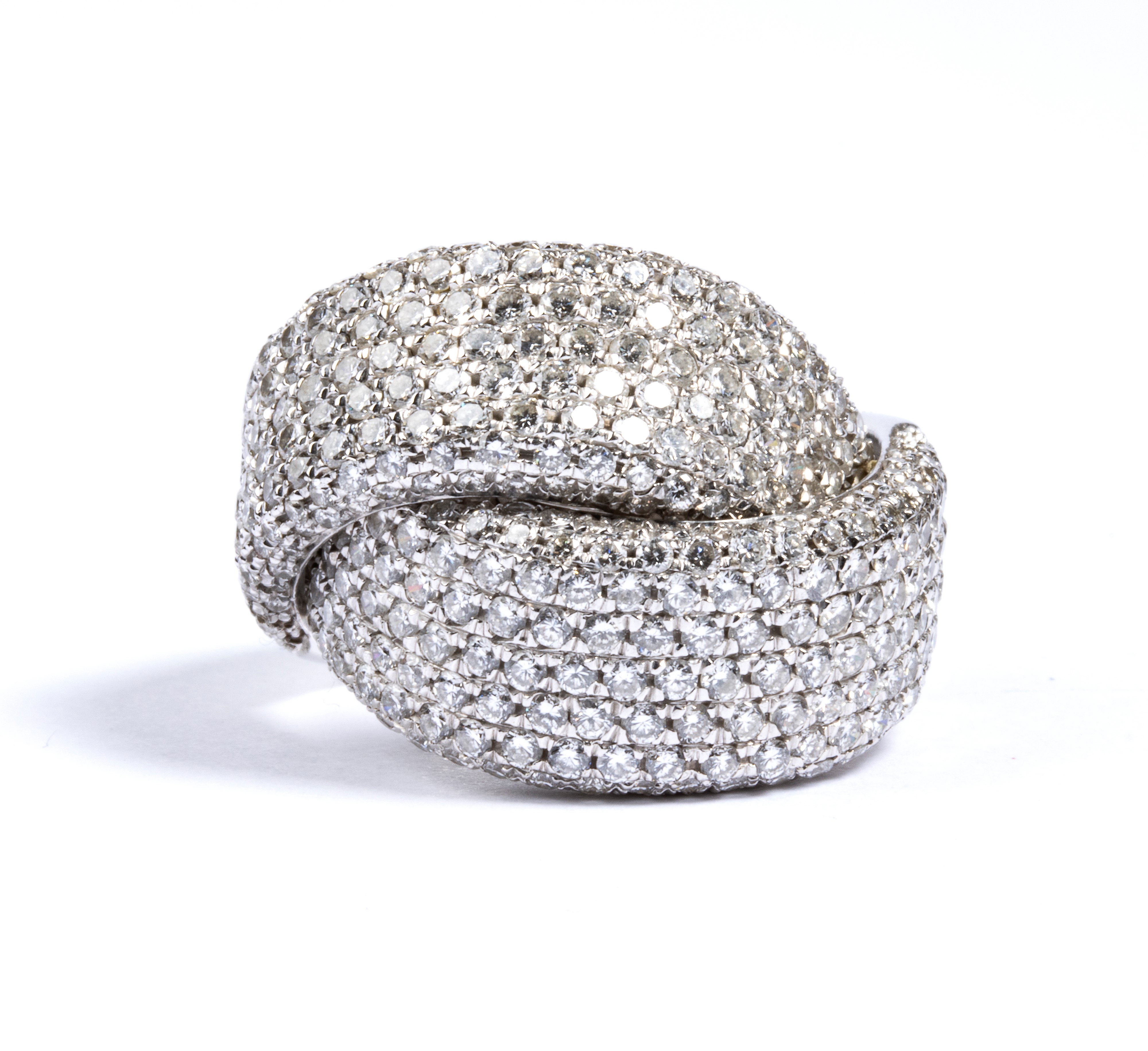 Anello a fascia incrociata in oro e pavé di diamanti