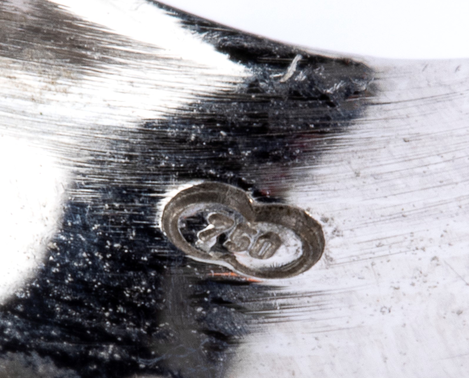 Anello a fascia incrociata in oro e pavé di diamanti