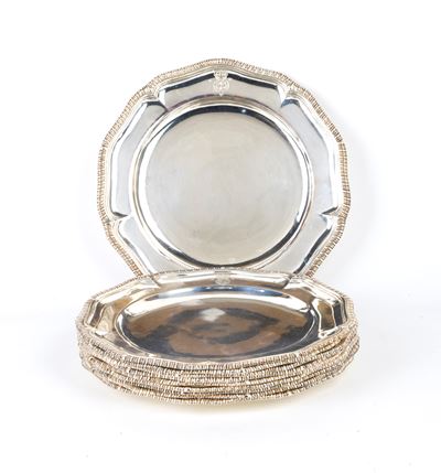 Set di 10 piatti da tavola georgiani inglesi in argento, Londra 1745