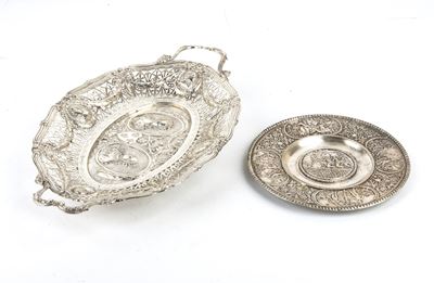 Due cestini e piatto in argento con scene bibliche e figure storiche, fine XIX secolo