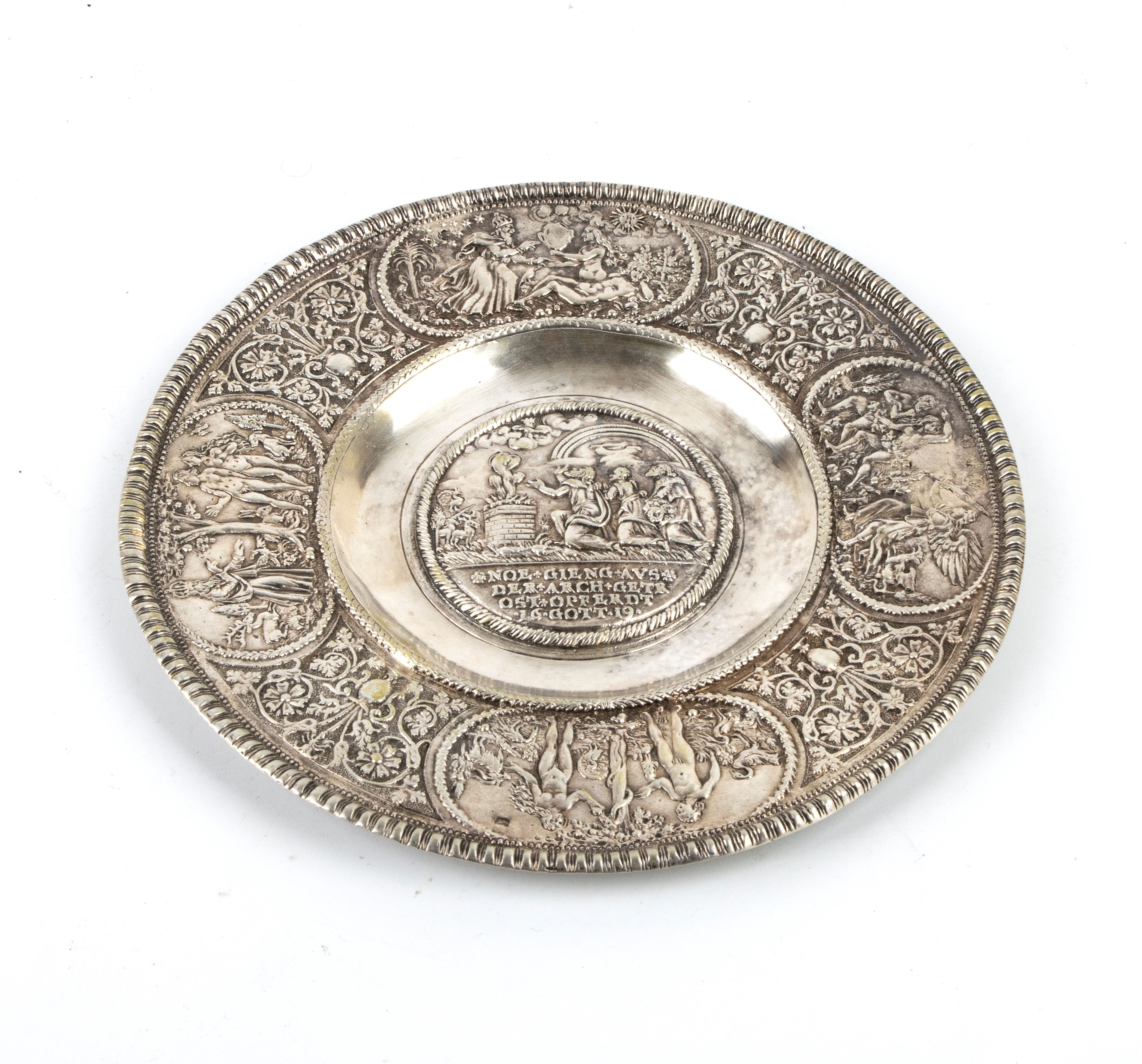 Georg Roth & Co - Due cestini e piatto in argento con scene bibliche e figure storiche, fine XIX ...
