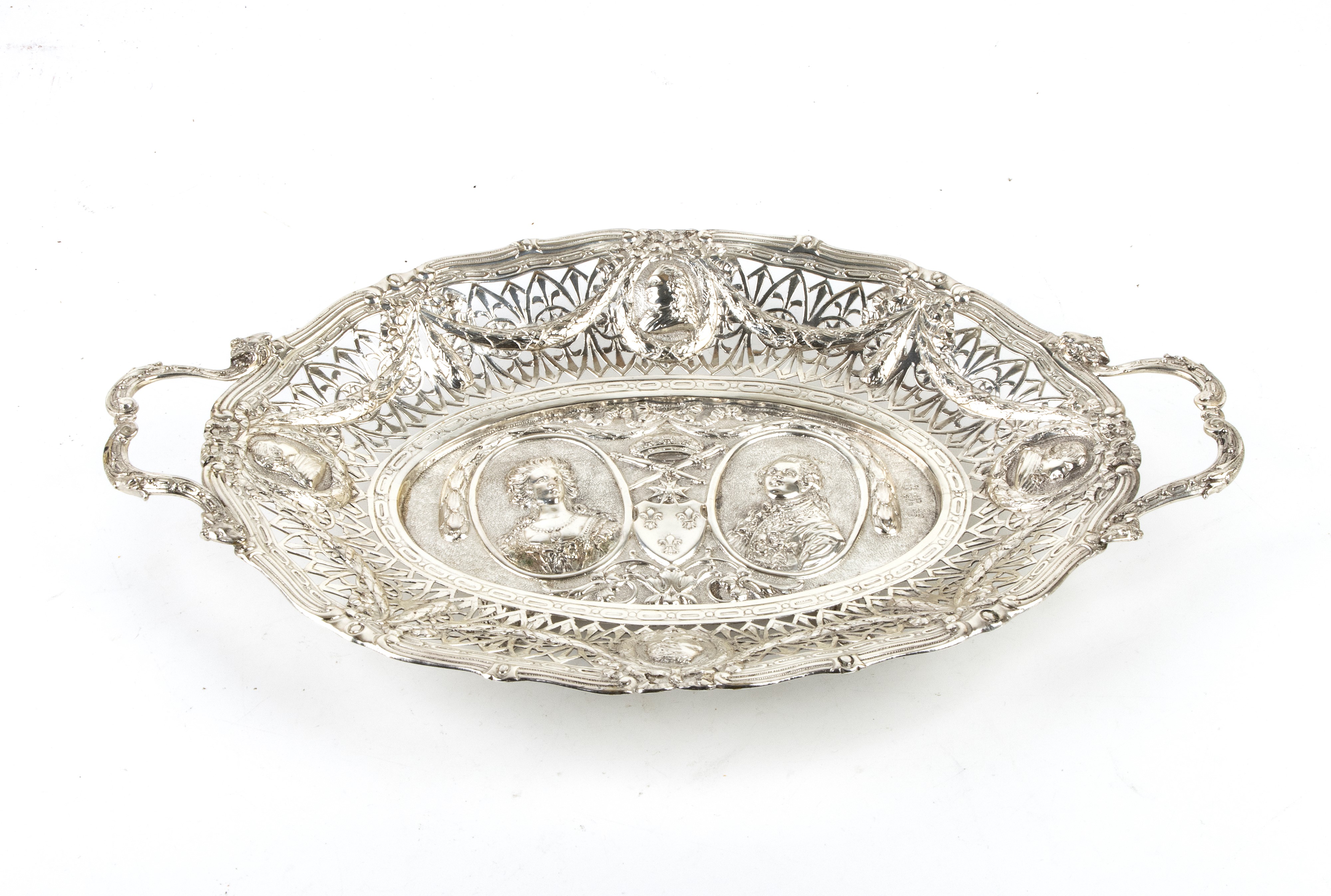Georg Roth & Co - Due cestini e piatto in argento con scene bibliche e figure storiche, fine XIX ...