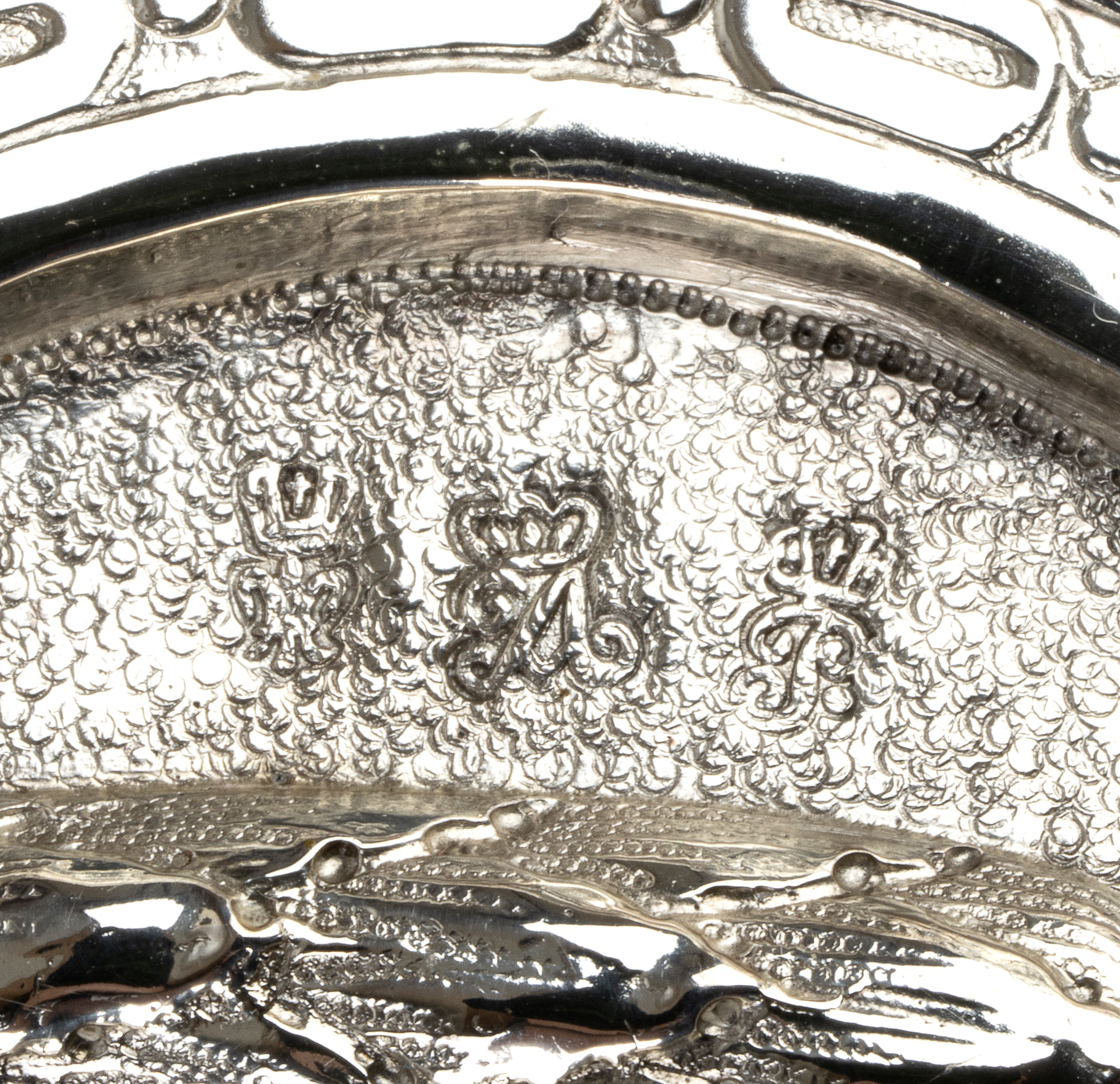 Georg Roth & Co - Due cestini e piatto in argento con scene bibliche e figure storiche, fine XIX ...