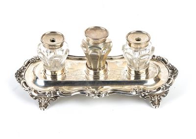 Oggetti decorativi vittoriani, Calamaio in argento con elementi in vetro molato e incisione datat...