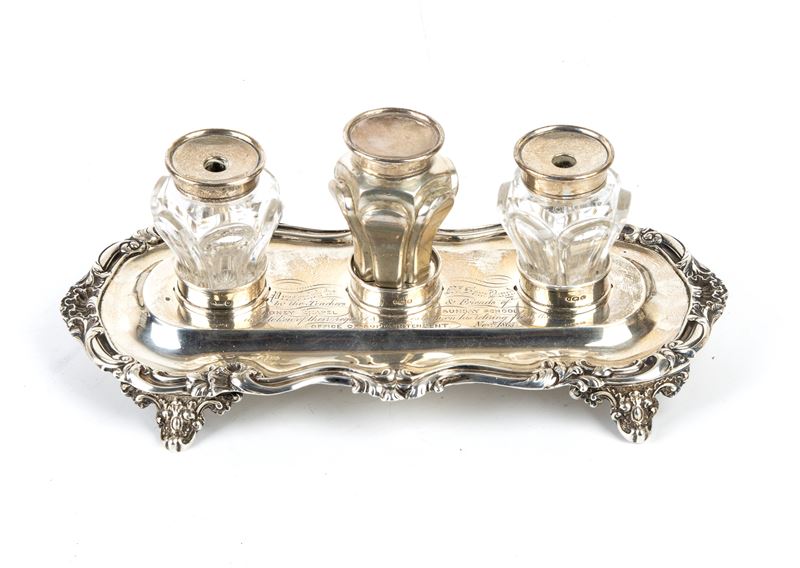 Oggetti decorativi vittoriani, Calamaio in argento con elementi in vetro molato e incisione datat...