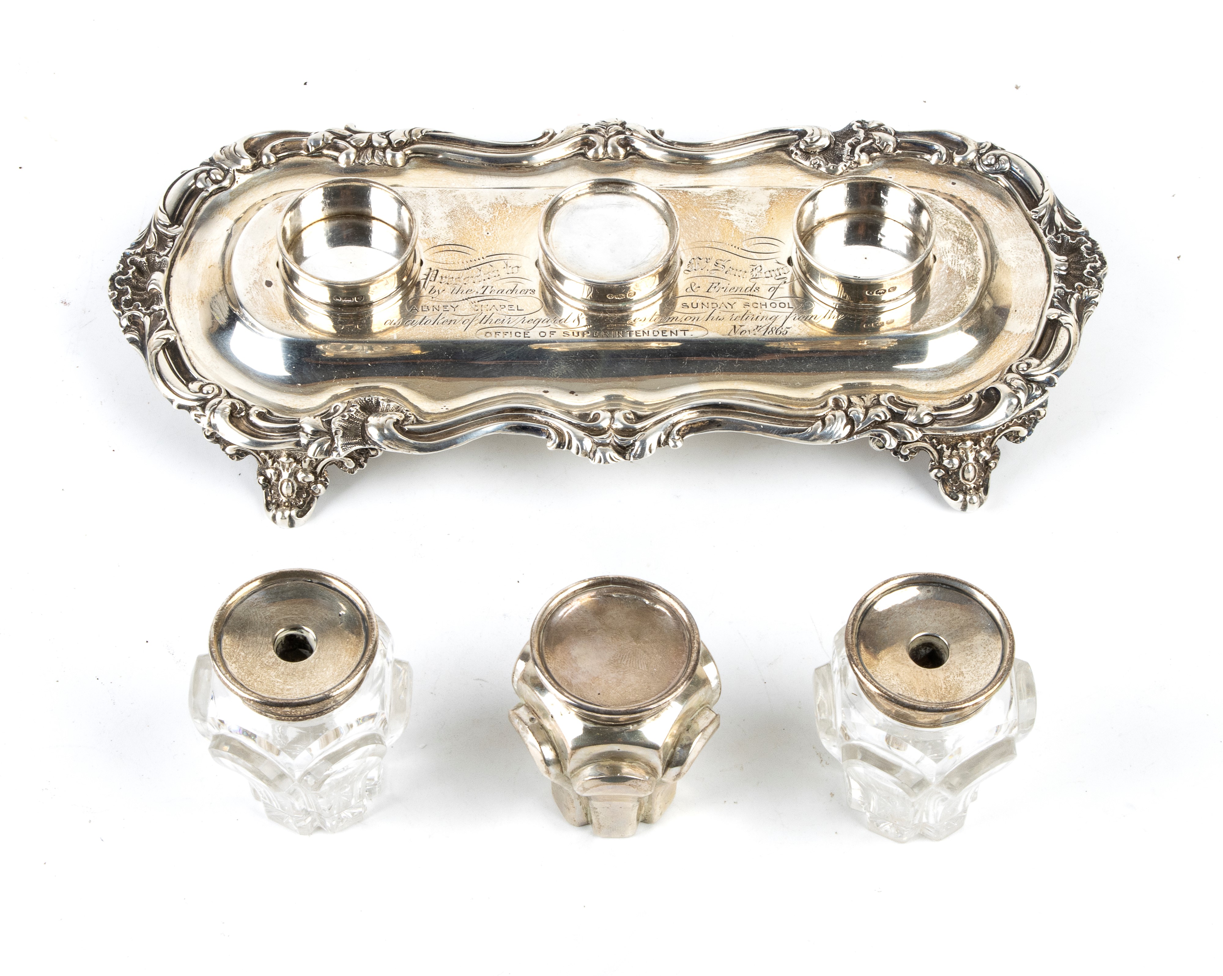 Oggetti decorativi vittoriani, Calamaio in argento con elementi in vetro molato e incisione datat...