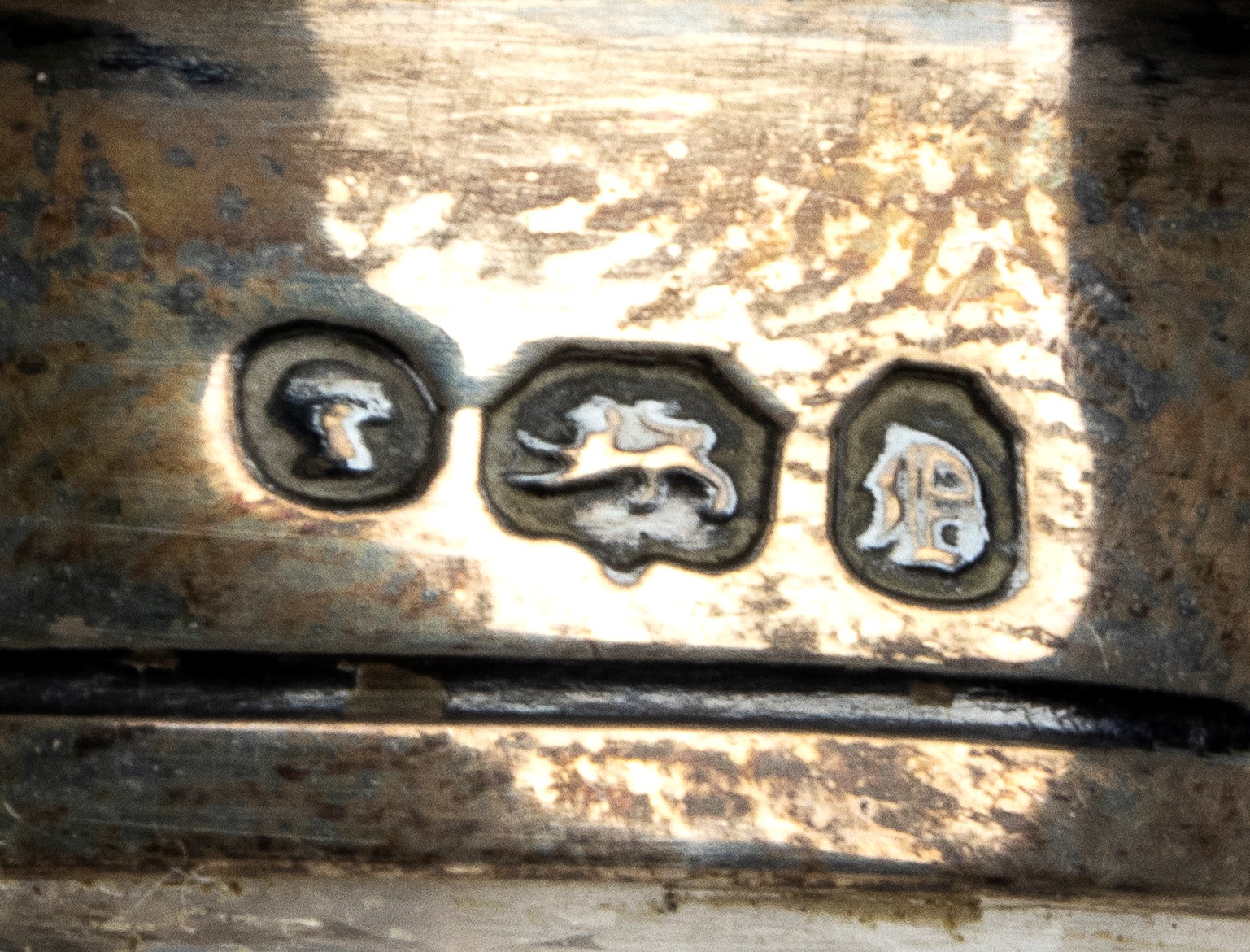 Oggetti decorativi vittoriani, Calamaio in argento con elementi in vetro molato e incisione datat...