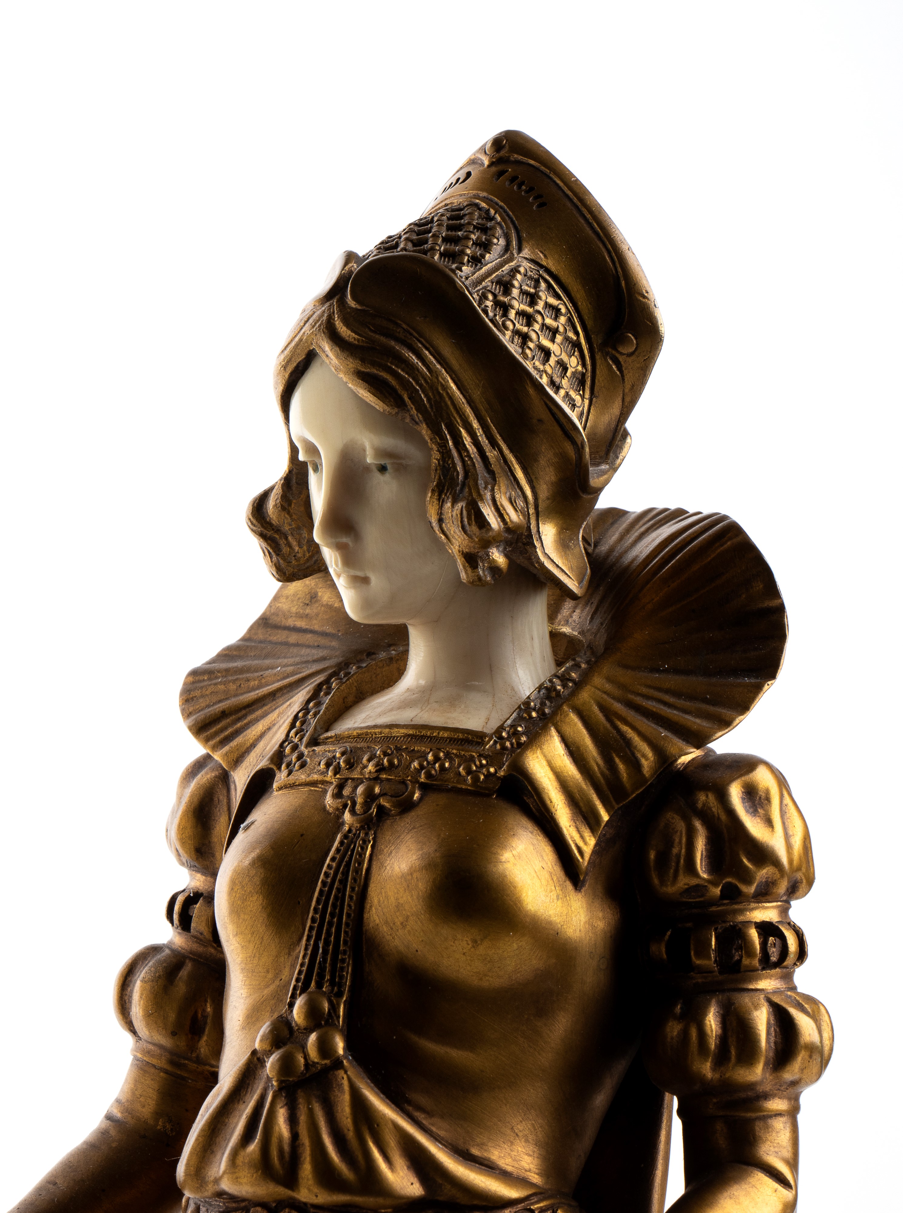 Fanciulla elisabettiana in piedi finemente vestita, bronzo e avorio