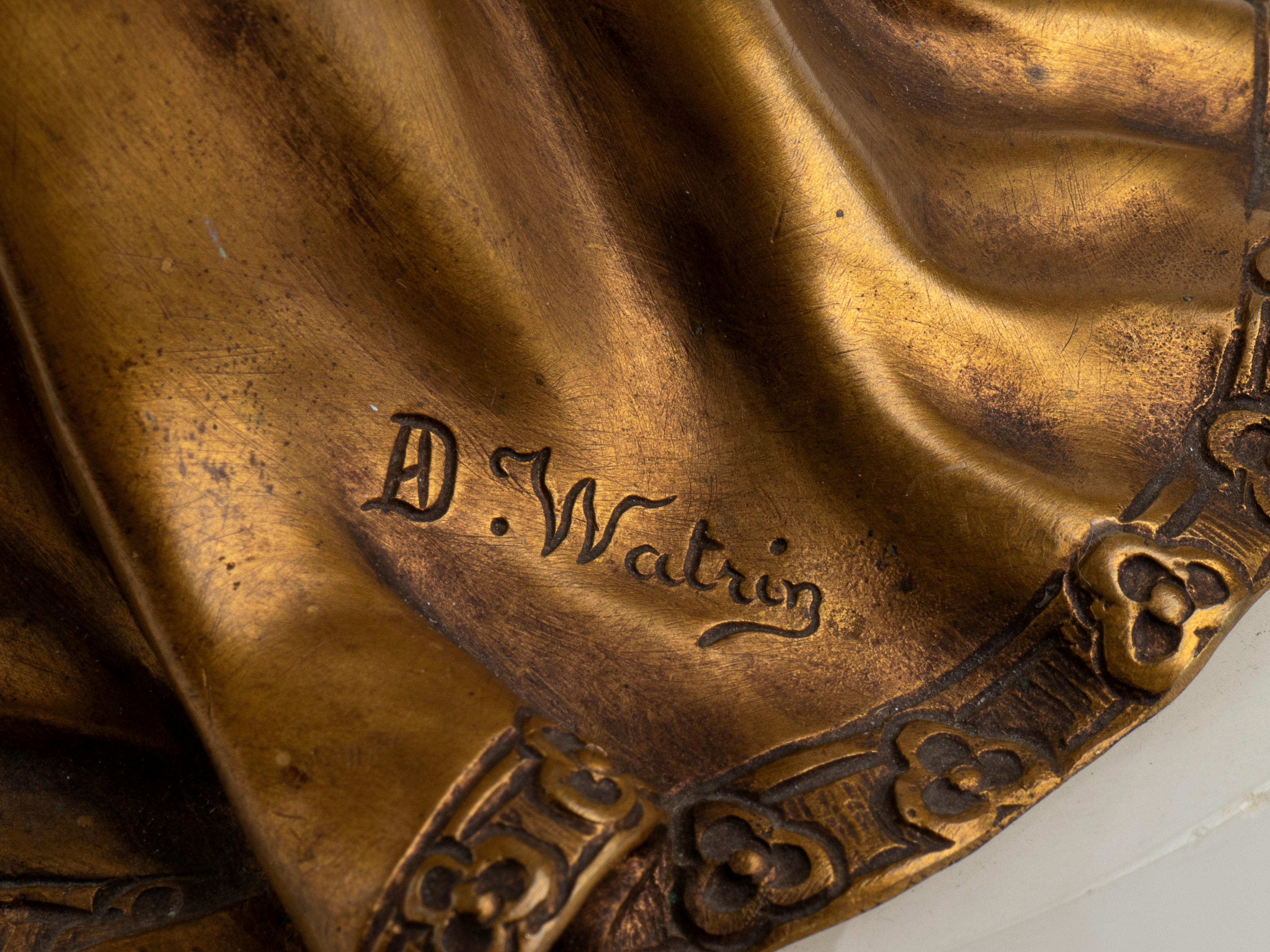 Fanciulla elisabettiana in piedi finemente vestita, bronzo e avorio