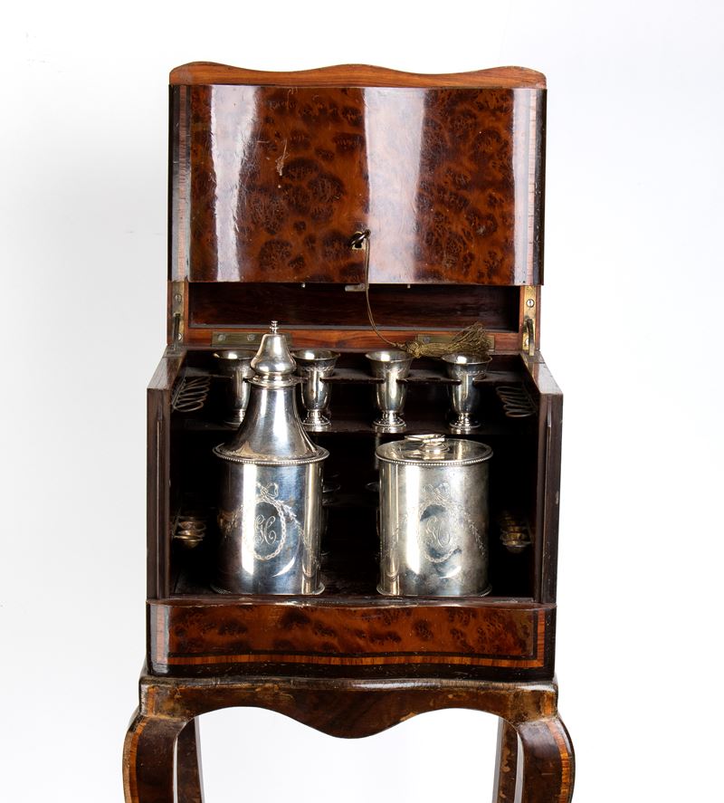 Mobiletto porta tè francese con contenitori in argento