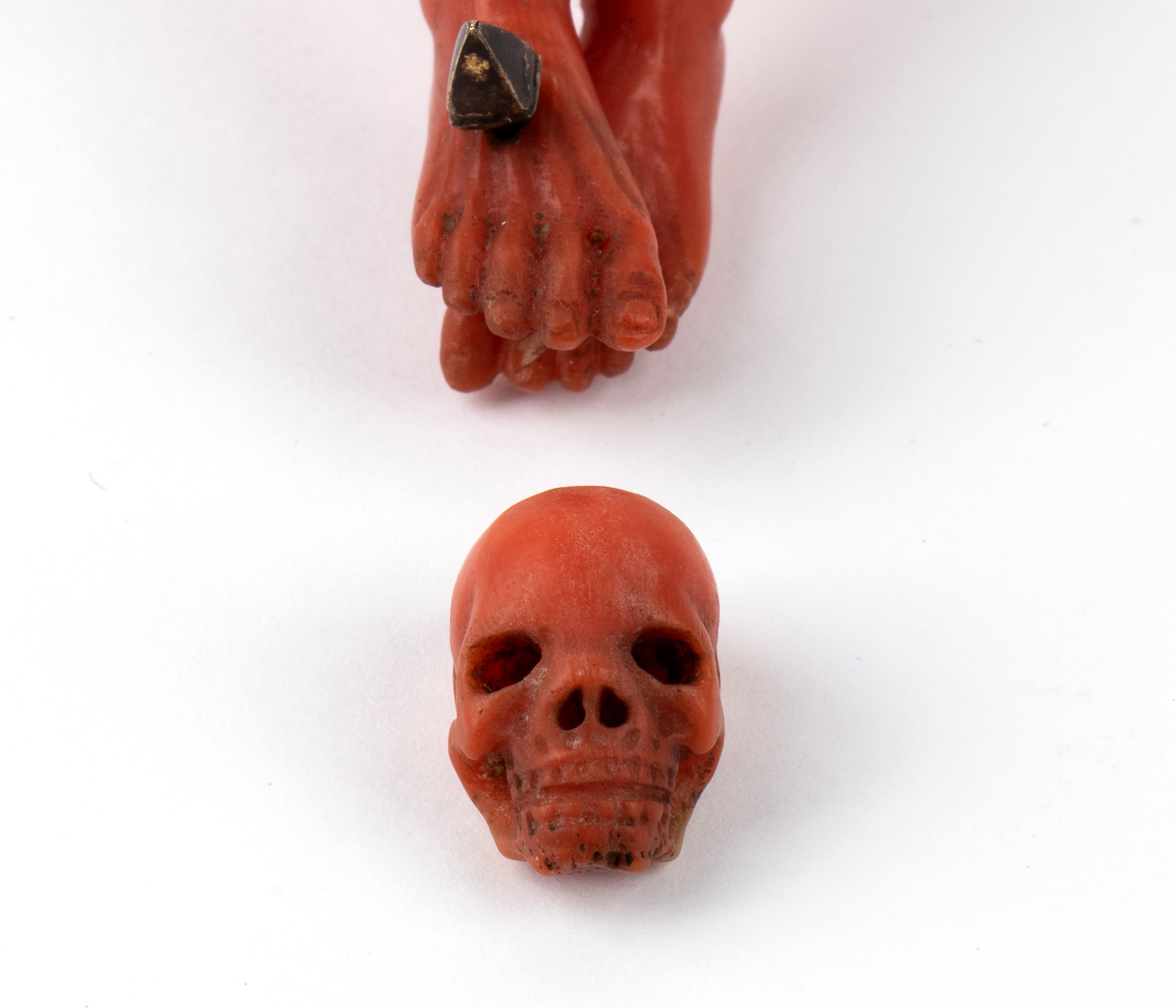 Crocifisso medievale italiano in corallo