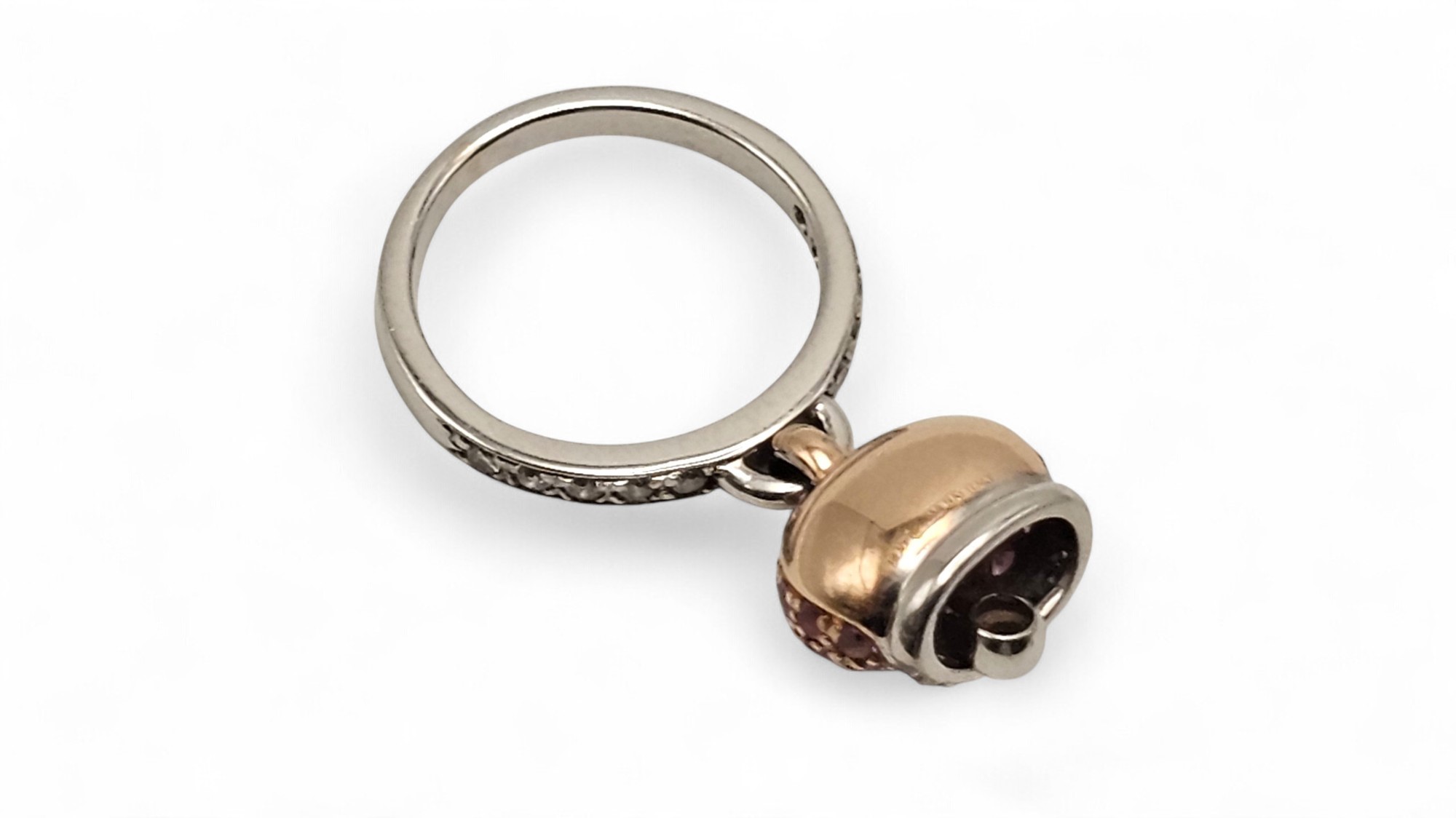 Anello con campanella pendente in oro, corindoni rosa e diamanti.