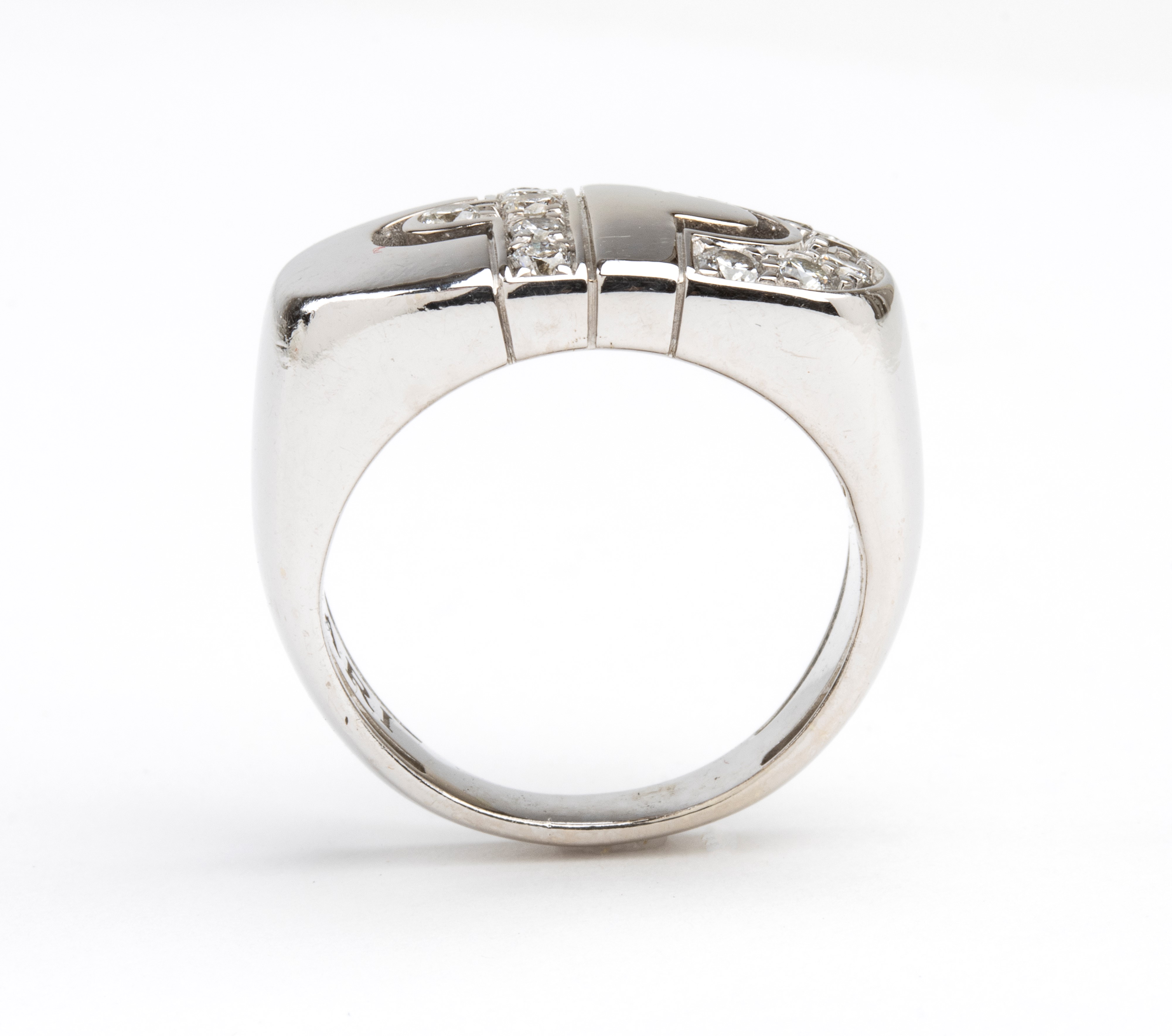 Modello Parentesi: anello a fascia in oro con diamanti.