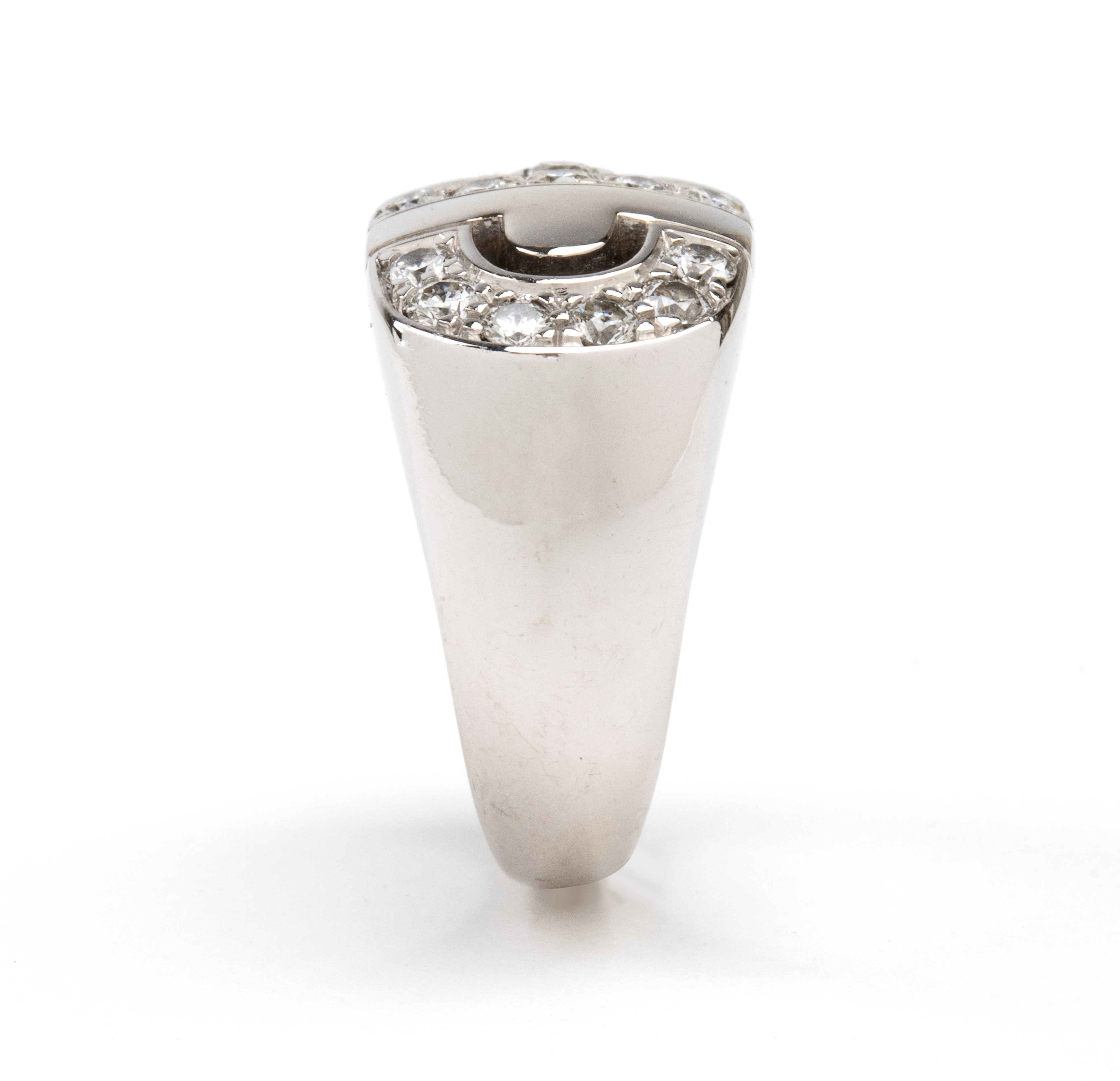 Modello Parentesi: anello a fascia in oro con diamanti.