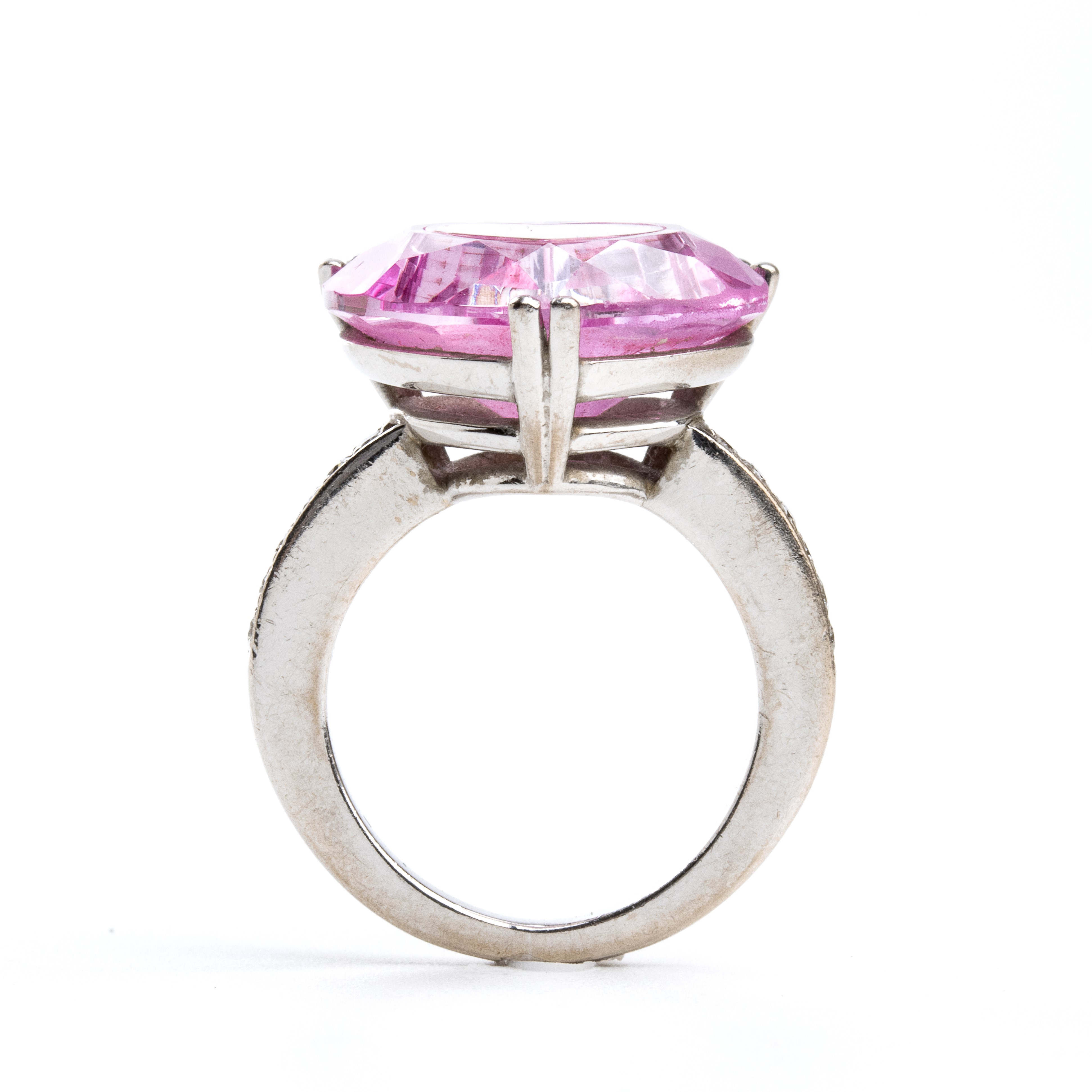 Collezione Happy Diamonds: anello a cuore cuore in oro diamanti e vetro