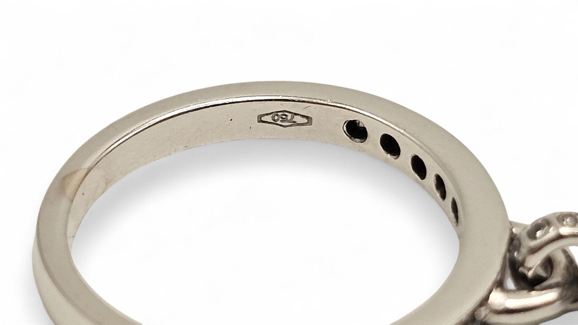 Anello con campanella pendente in oro e diamanti